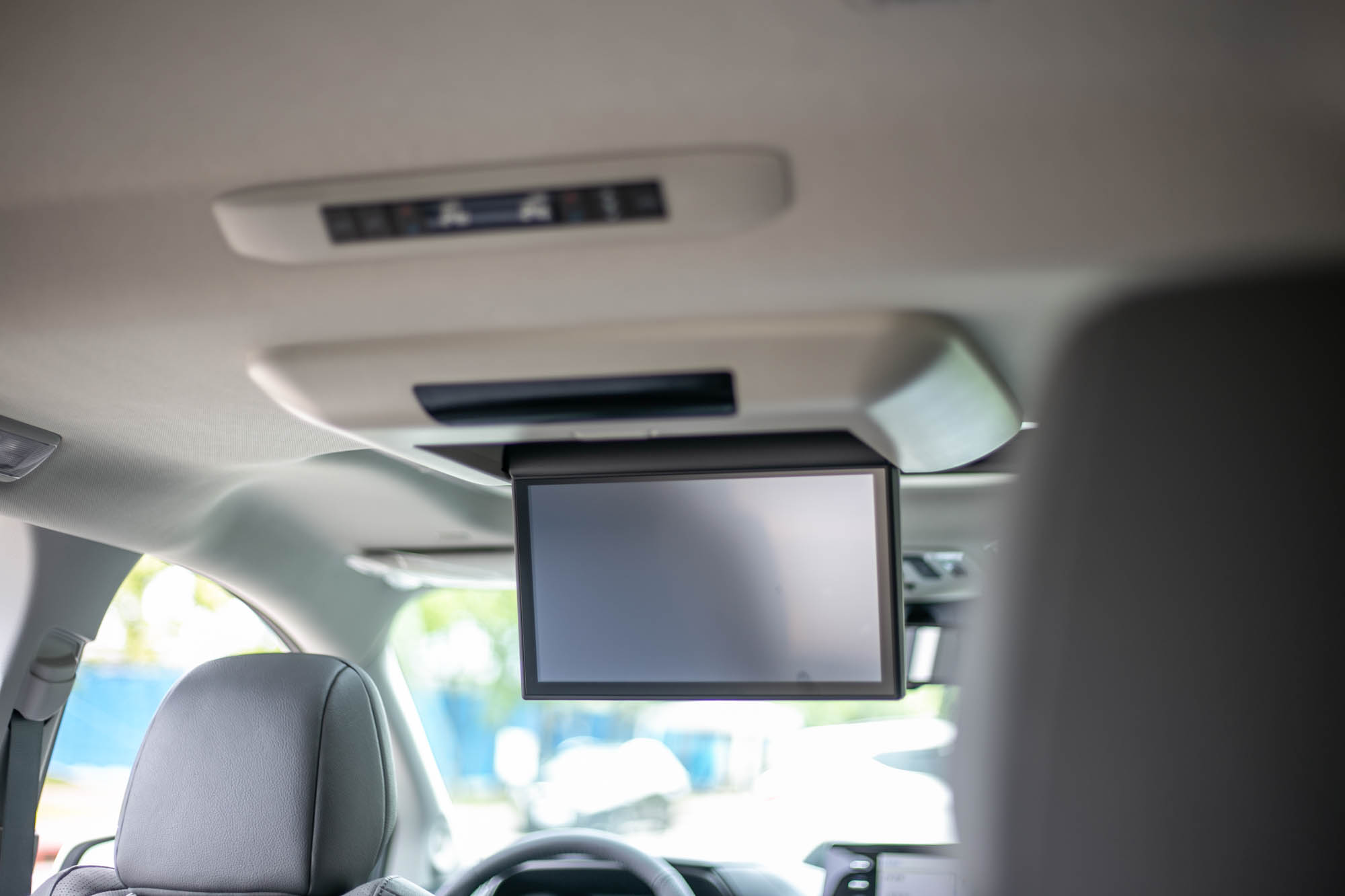 鉑金版配備後座影音娛樂系統,整合 11.6 吋螢幕規格。