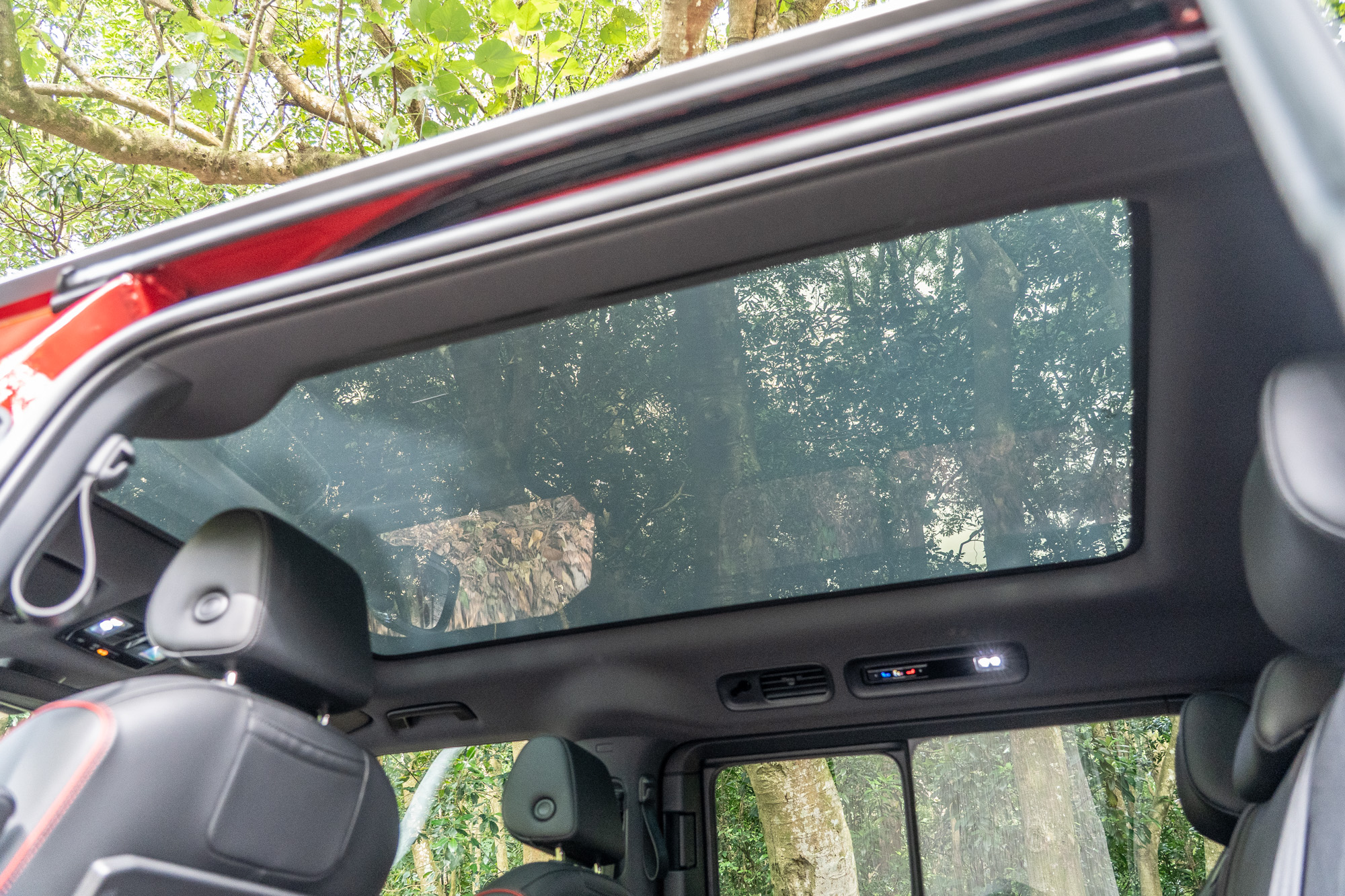 Smart Glass智能可變色全景玻璃車頂將車內光線與氛圍的轉換賦予了更多科技感與儀式感。