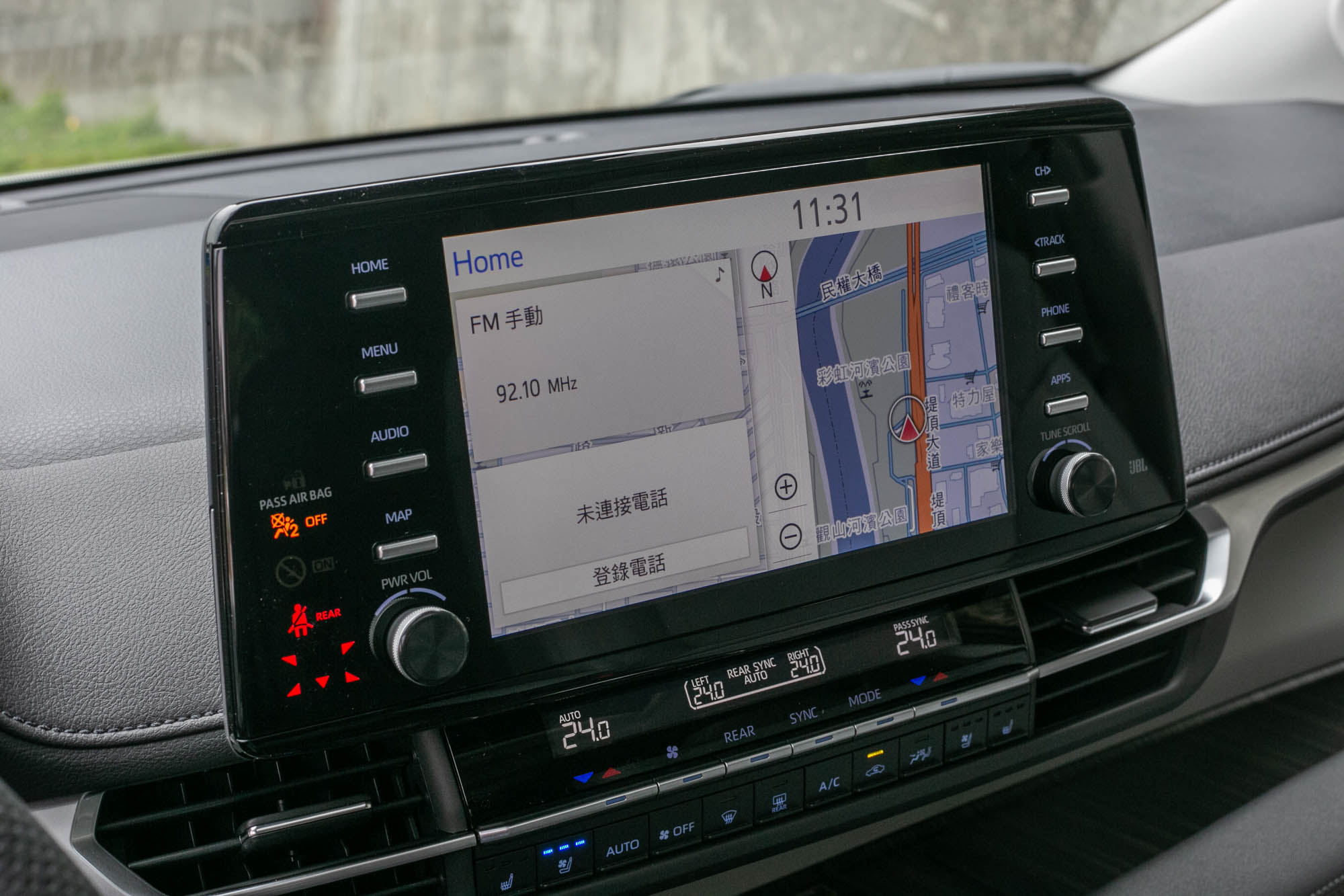 九吋觸控式影音主機，整合 Apple CarPlay 與 Android Auto 功能。