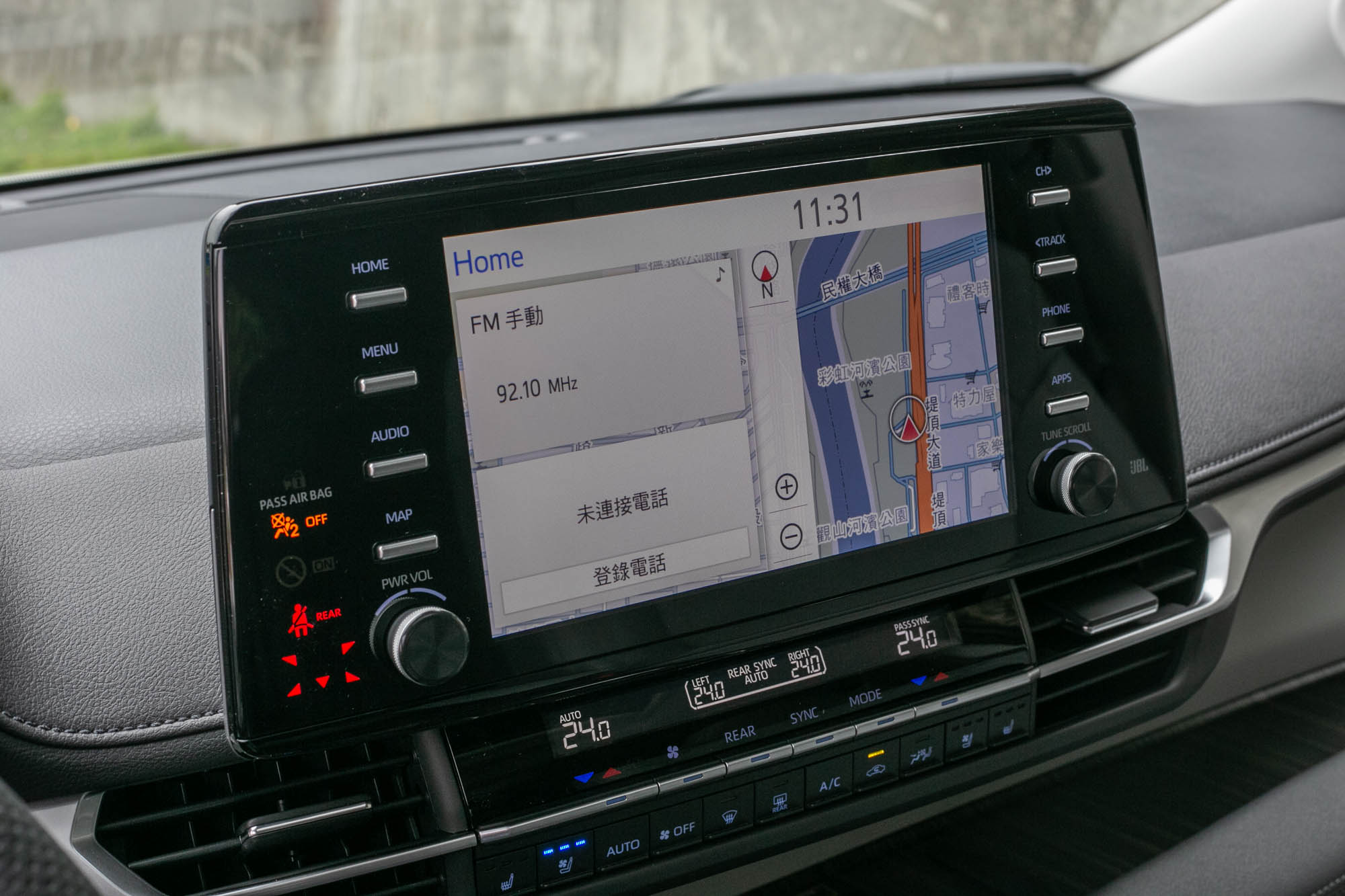 九吋觸控式影音主機,整合 Apple CarPlay 與 Android Auto 功能。