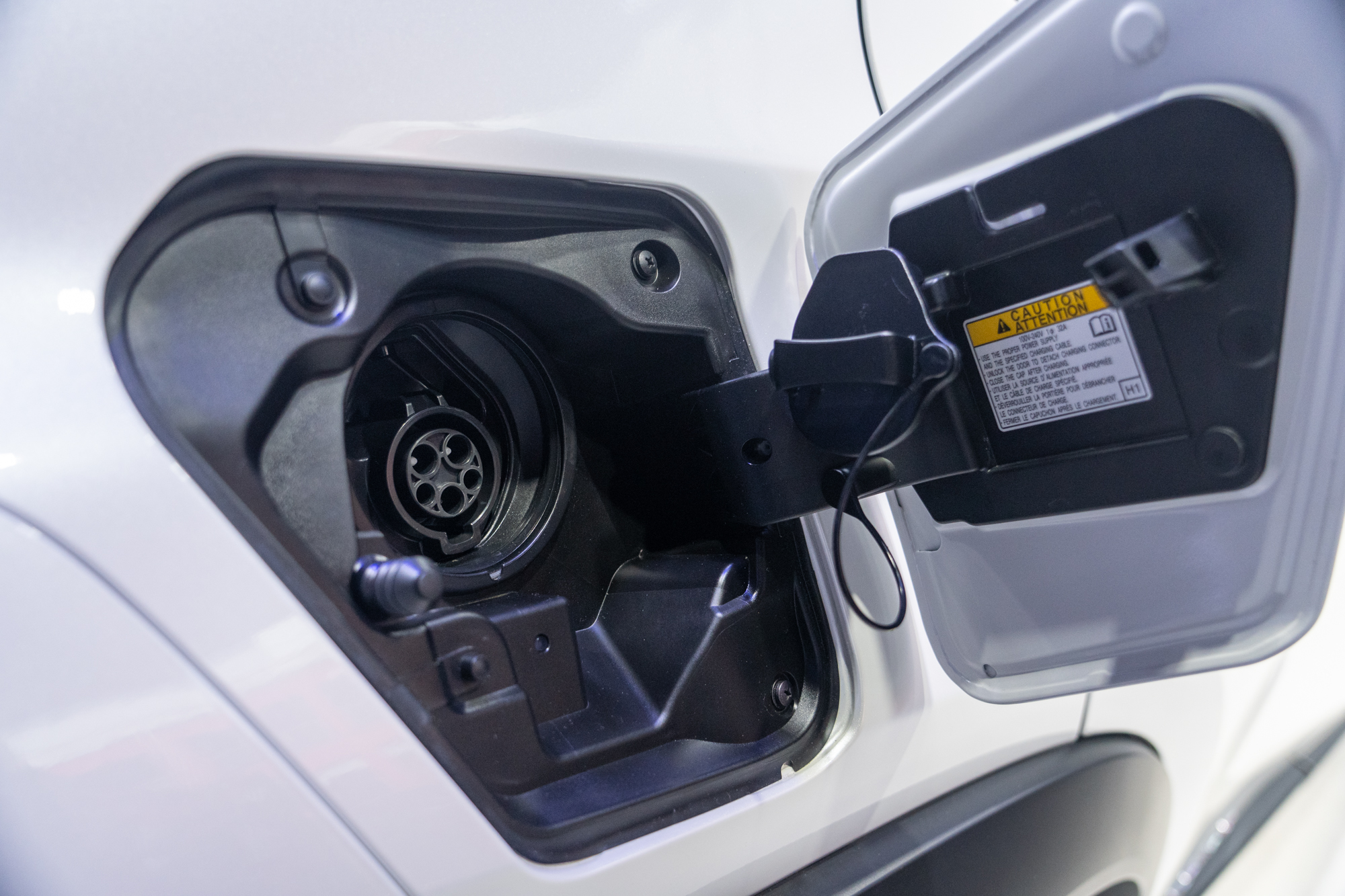 車身右側為 AC 交流電充電孔,採用 SAE 1772 規格。