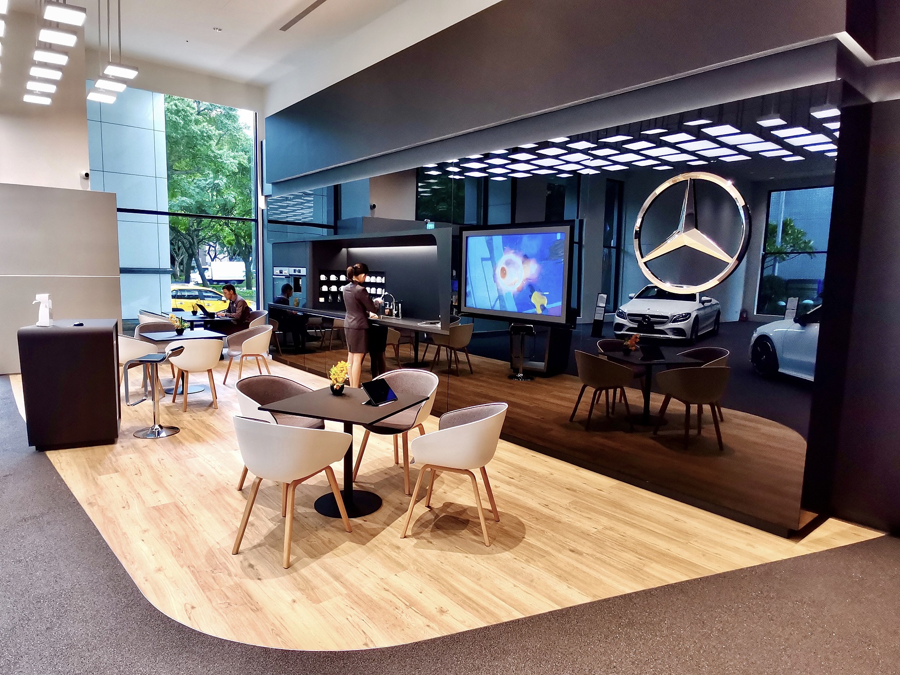 敦南展示中心內設有寬敞、舒適的休憩賞車區。