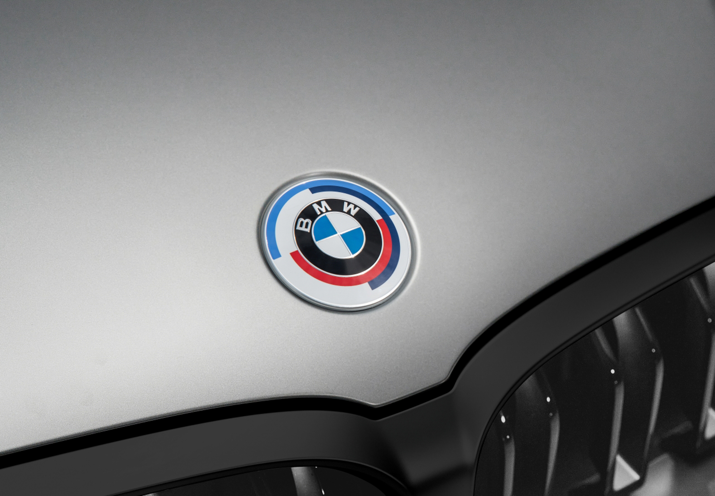 M850i xDrive Gran Coupé 增添 BMW M 50 週年紀念廠徽。