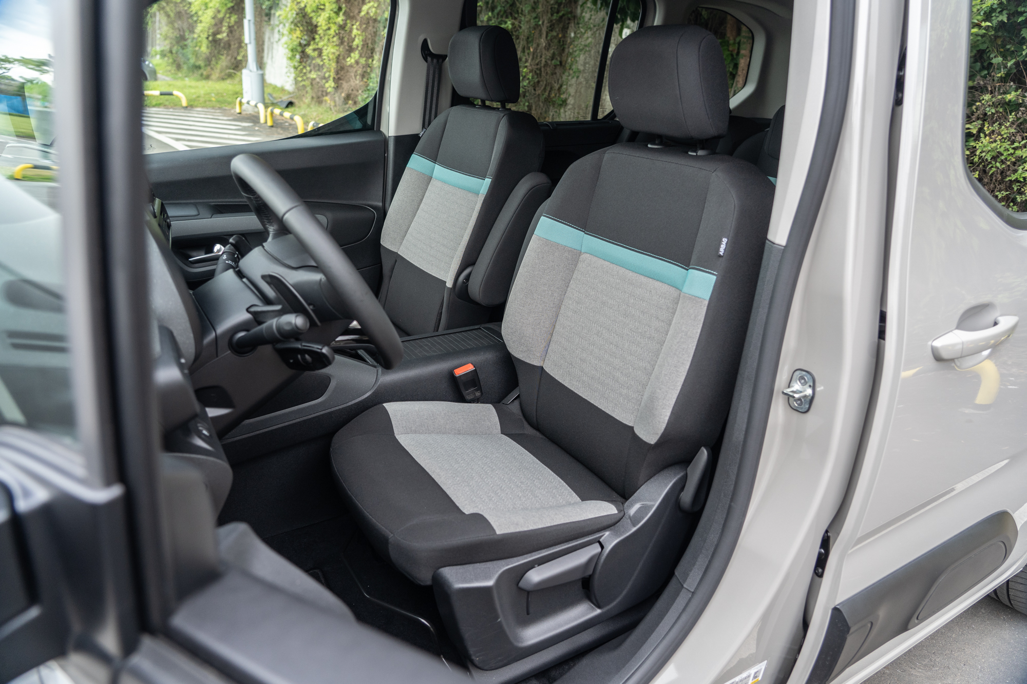 座椅皆為手動調整,內部填充泡綿設計相當紮實。