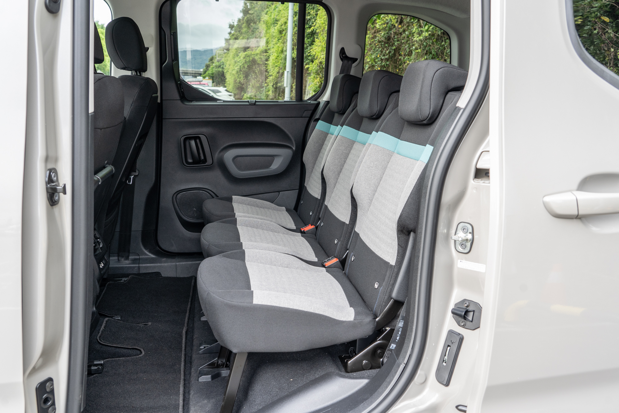 第二排座椅椅背設計較為挺直,且沒有調整機制。