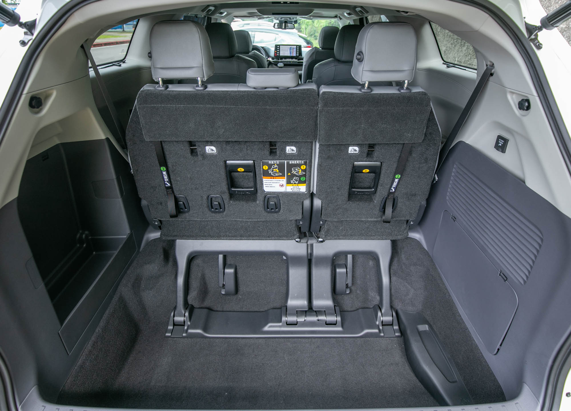 第三排下方的置物空間展示。