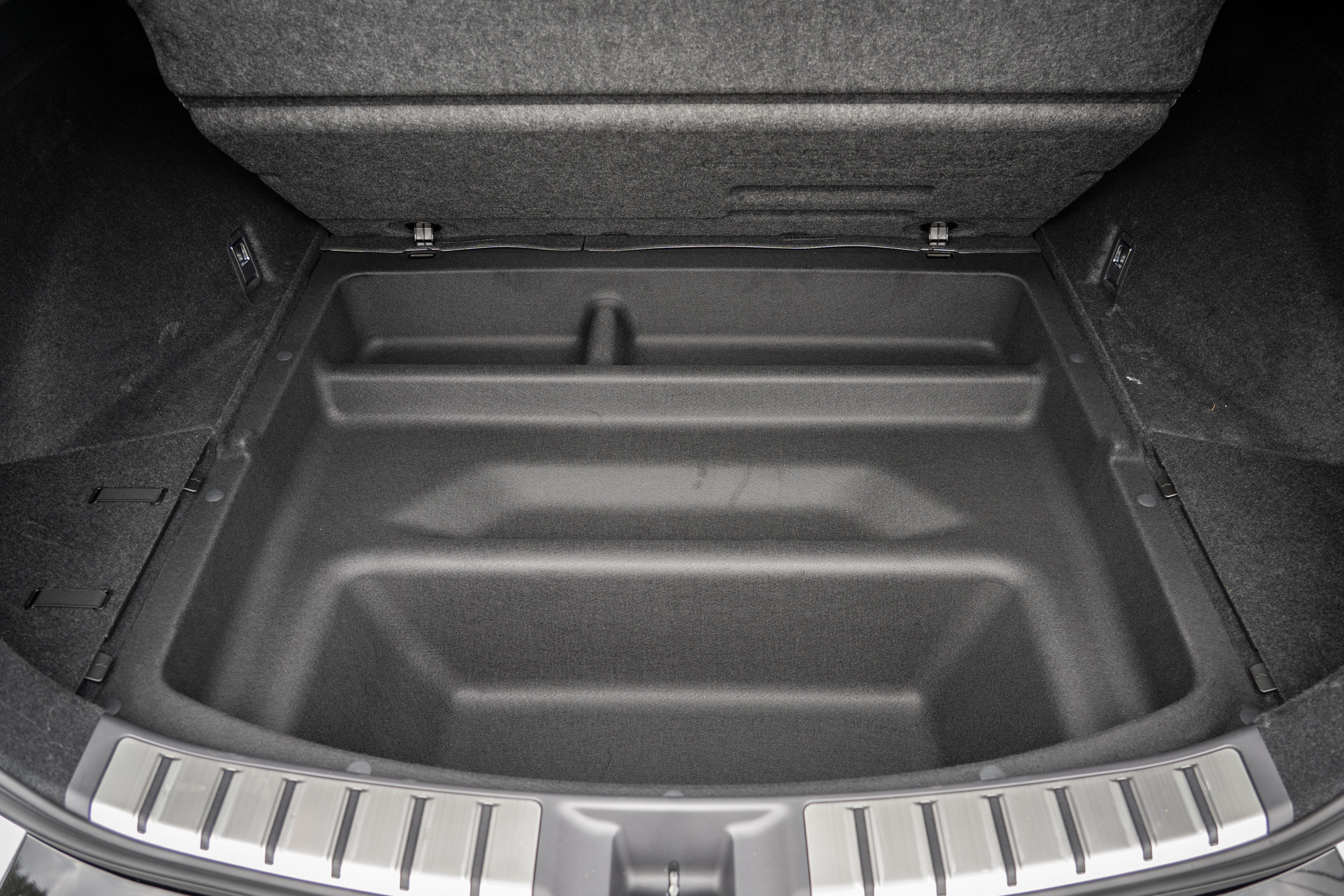 後廂底板下還有額外的置物空間。