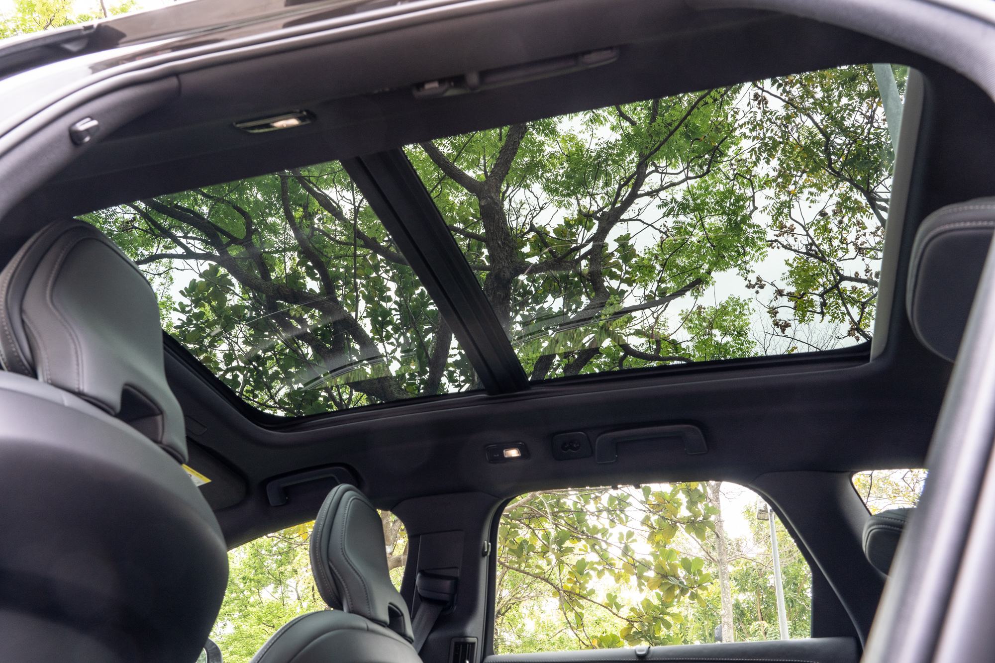 標配全景天窗，讓車內空間感更獲得延伸。