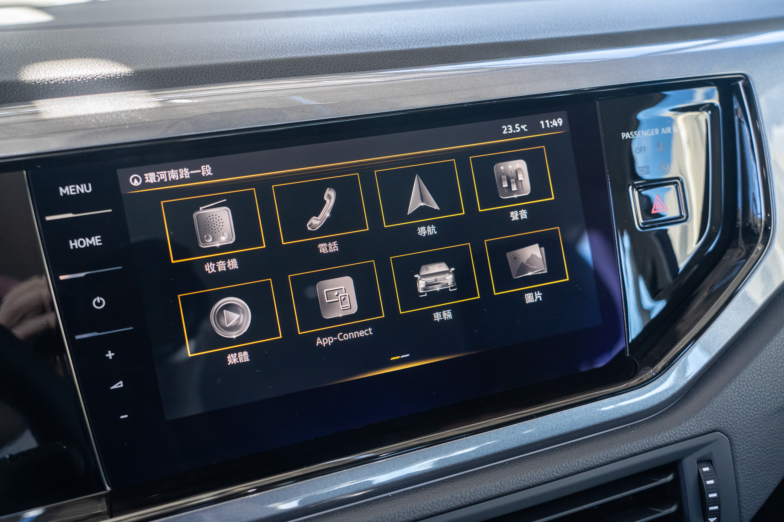 Polo 全車系標配 Discover Pro 9.2 吋多媒體鏡面觸控主機 ( MIB 3 )。