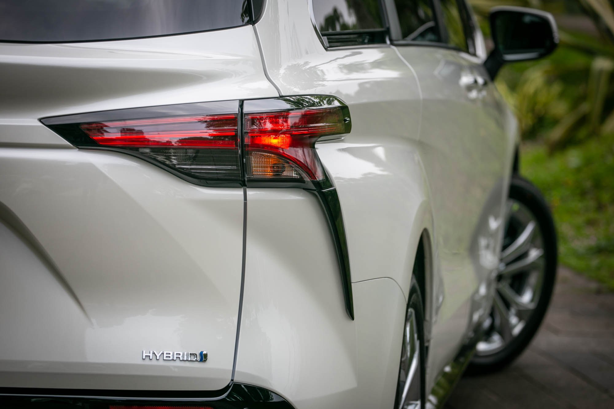 尾燈外圍採取燻黑處理,也為全 LED 規格。