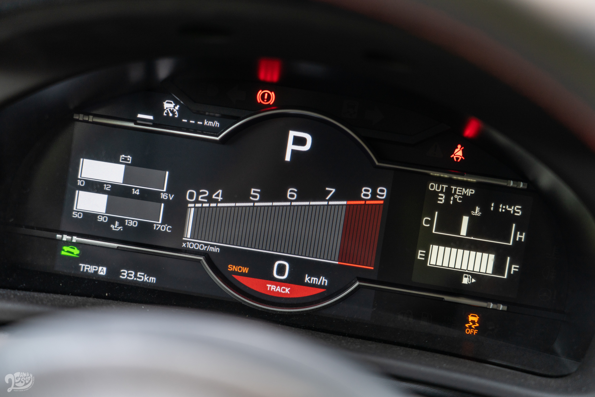 Track 模式亦有專屬的儀表顯示，讓人想起 Honda 當代性能傳奇 S2000。