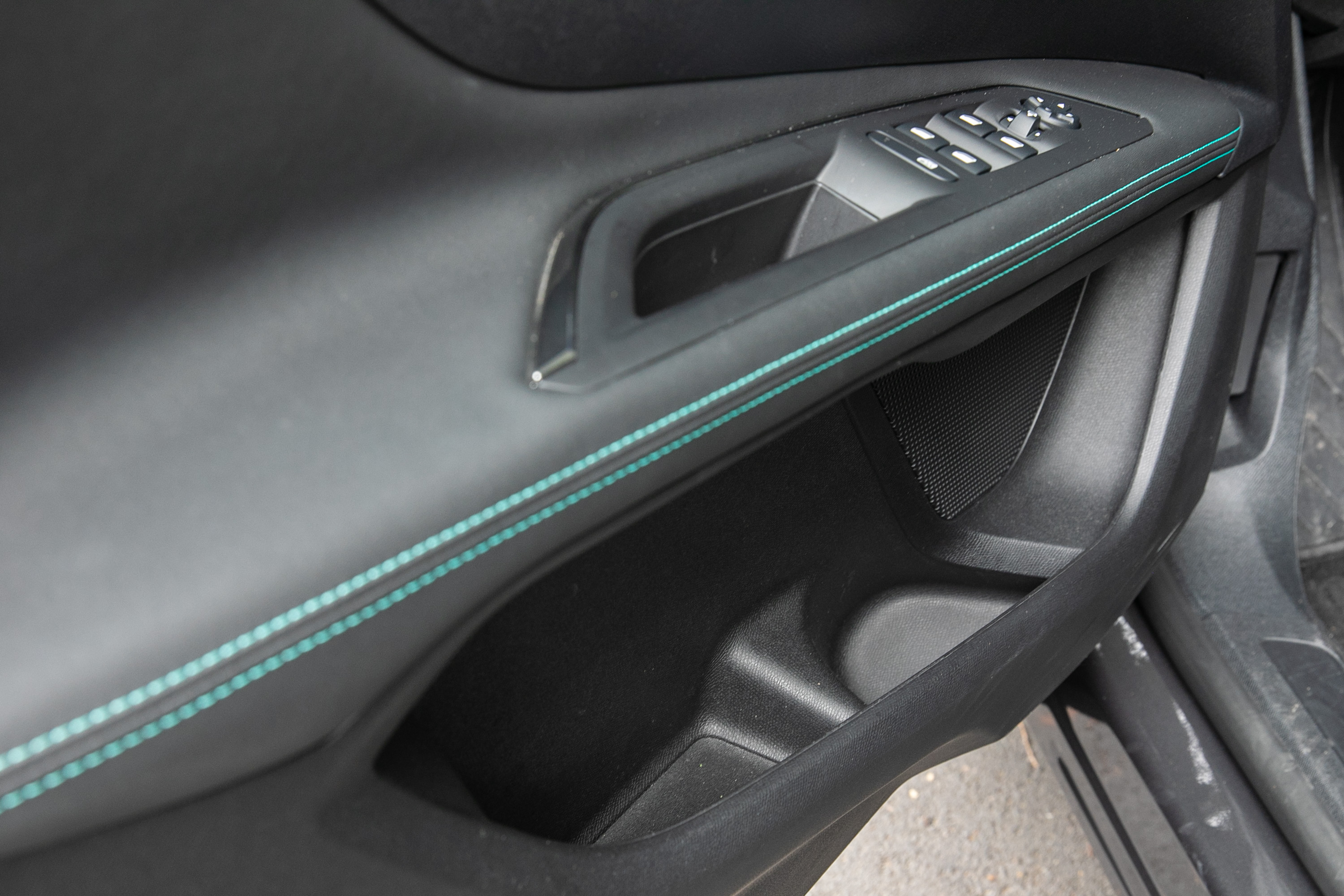 前門板置物空間相當寬敞。