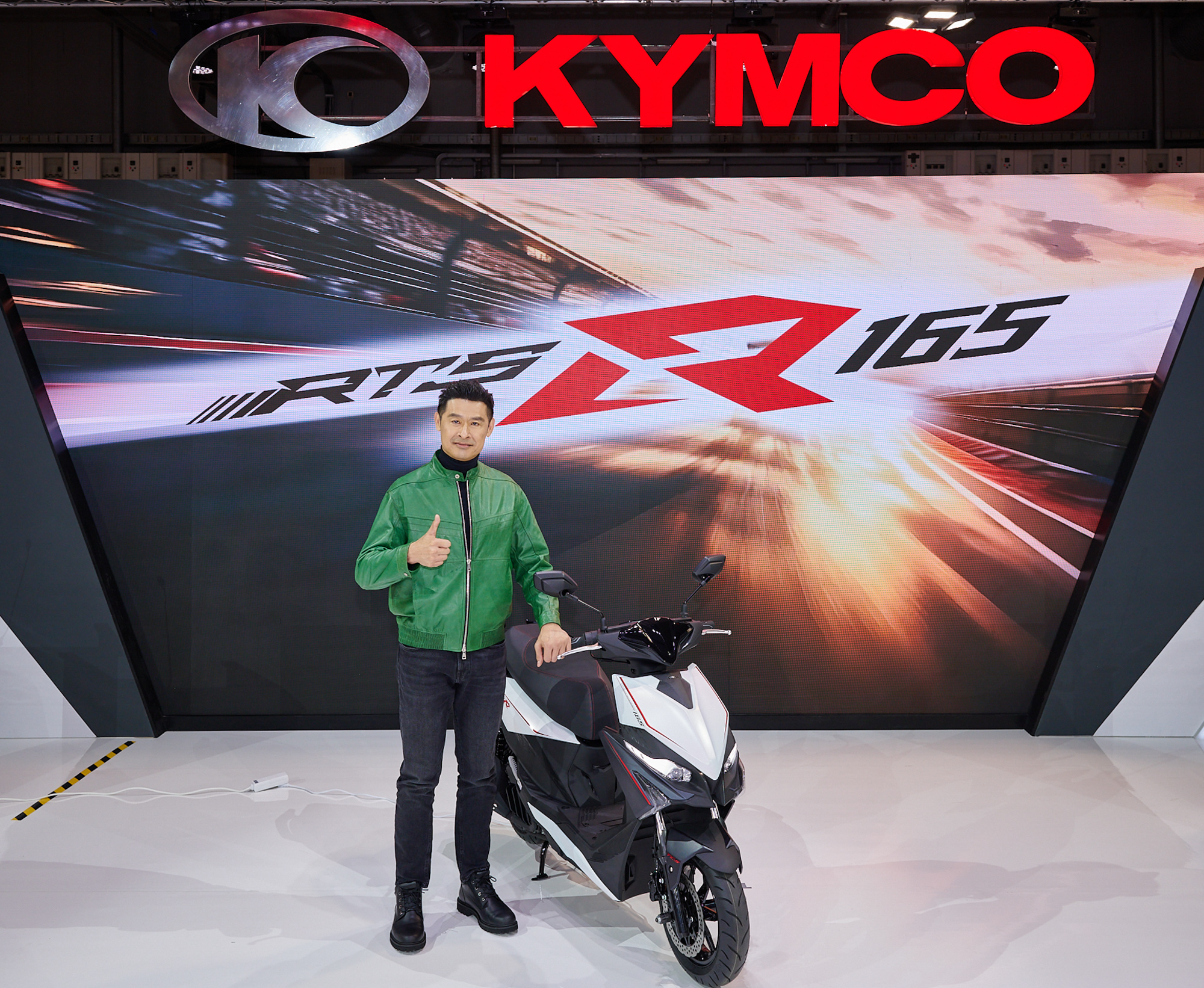 KYMCO柯勝峯董事長與KYMCO RTS R合影。