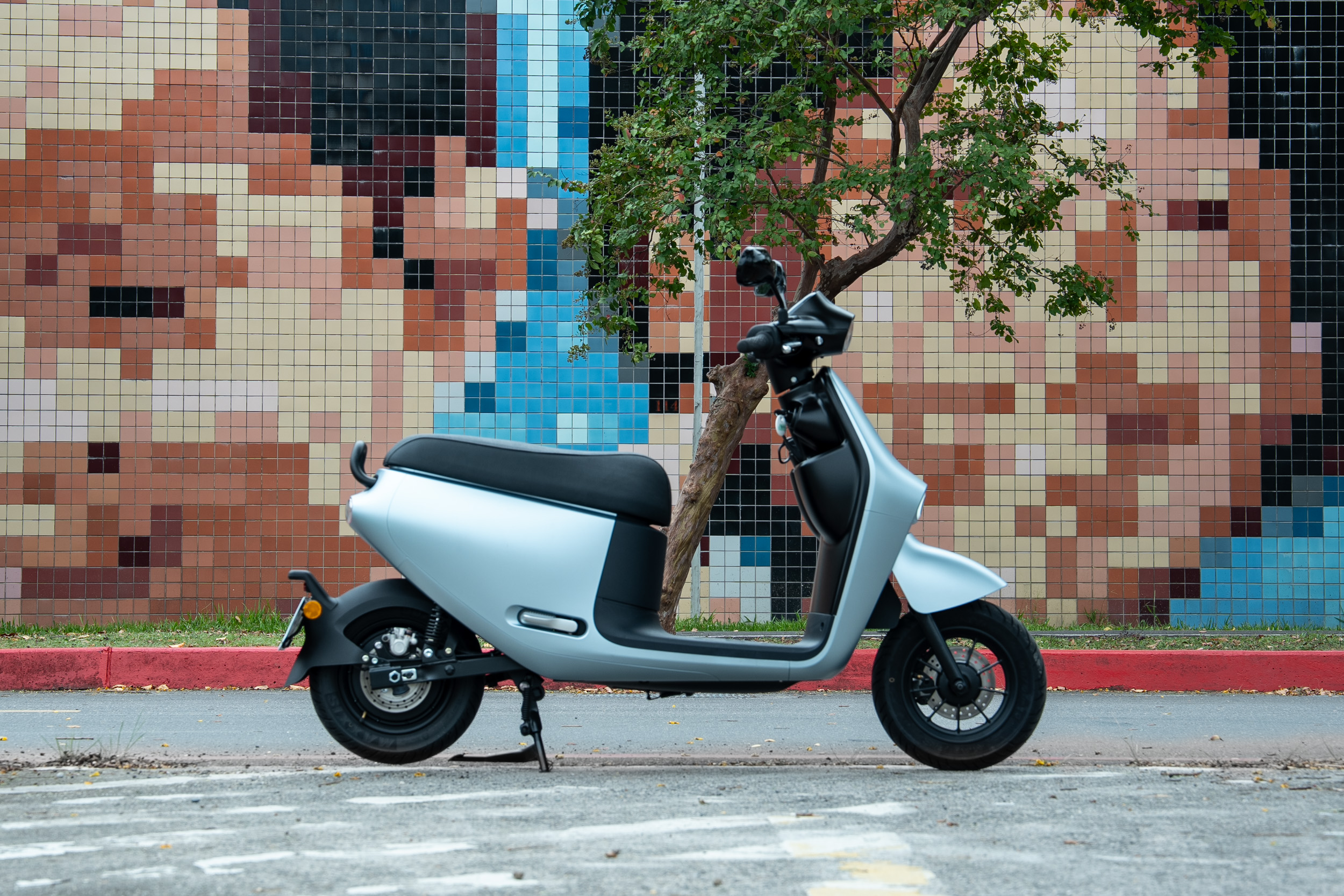 試駕車型為 Gogoro Luna，建議售價新台幣83,980元起。