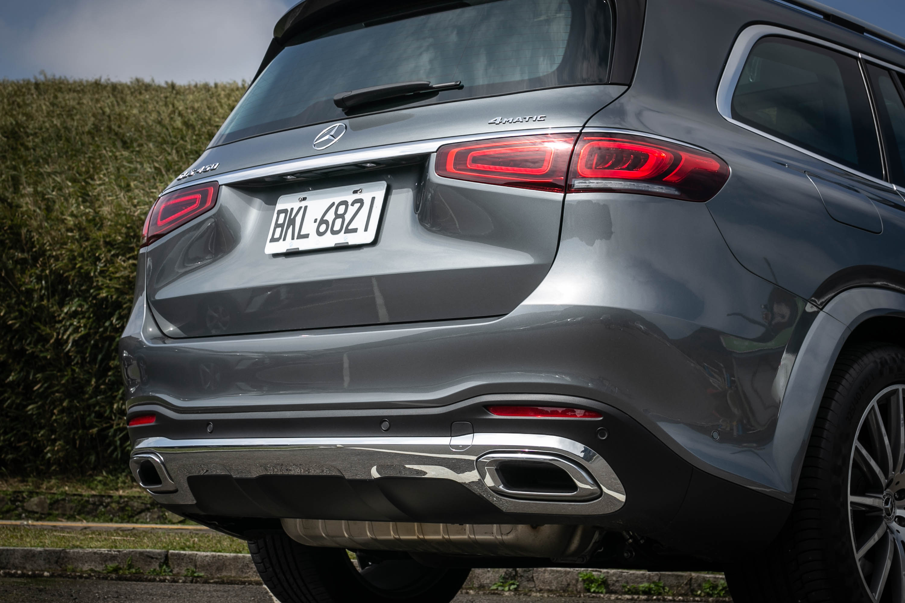 隱藏式排氣尾管附鍍鉻裝飾。