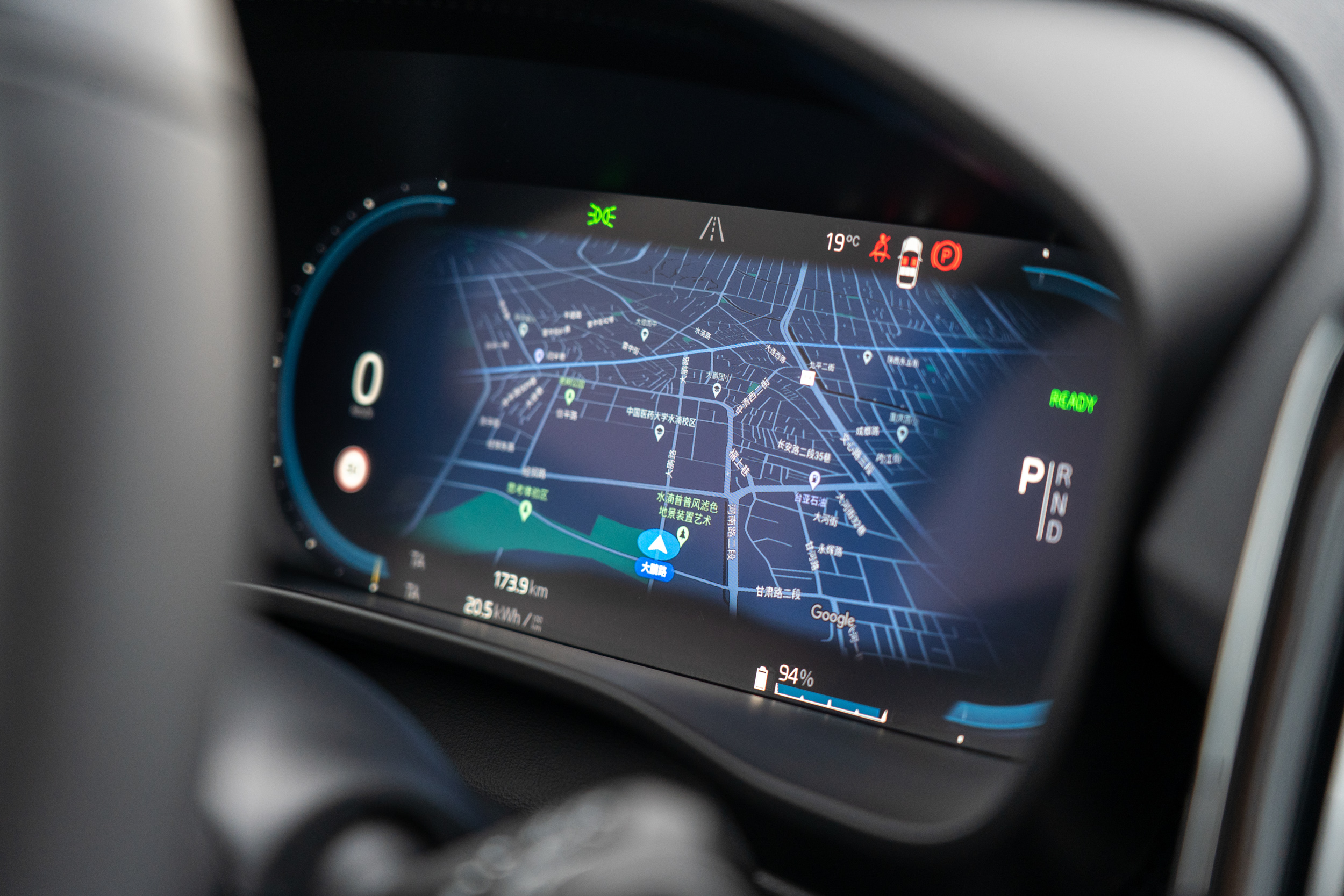 數位儀錶已整合 Google 娛樂車載系統,除了一般的電量、電能釋放 / 回收狀況等,連同最常被使用的 Map 也可以被投放其上。