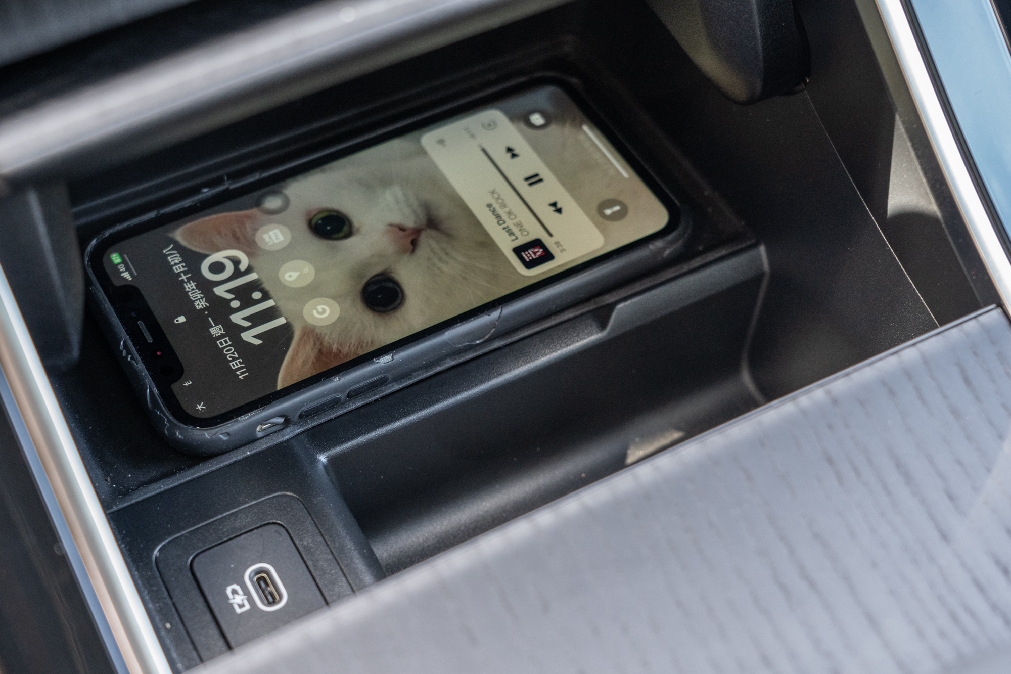 手機無線充電功能為Range Rover Velar車系標配。