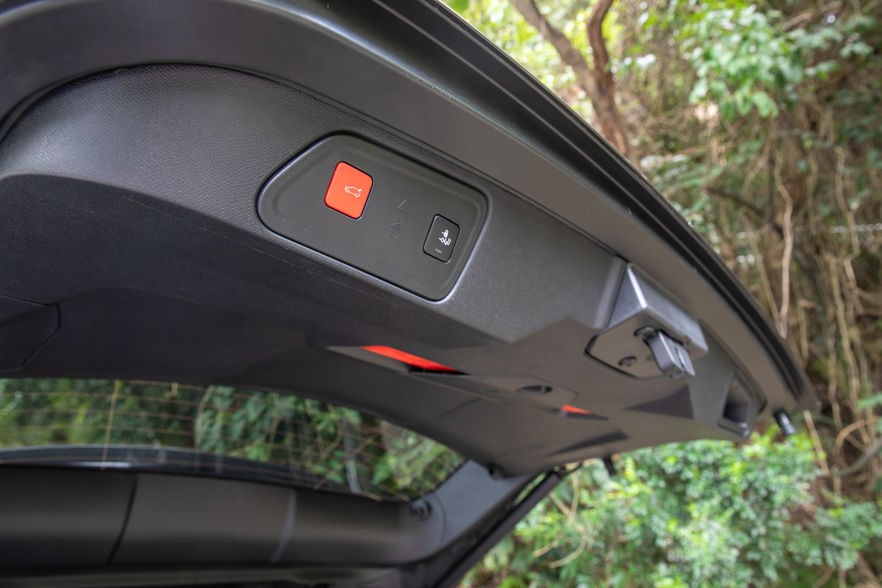 足踢感應式尾門。