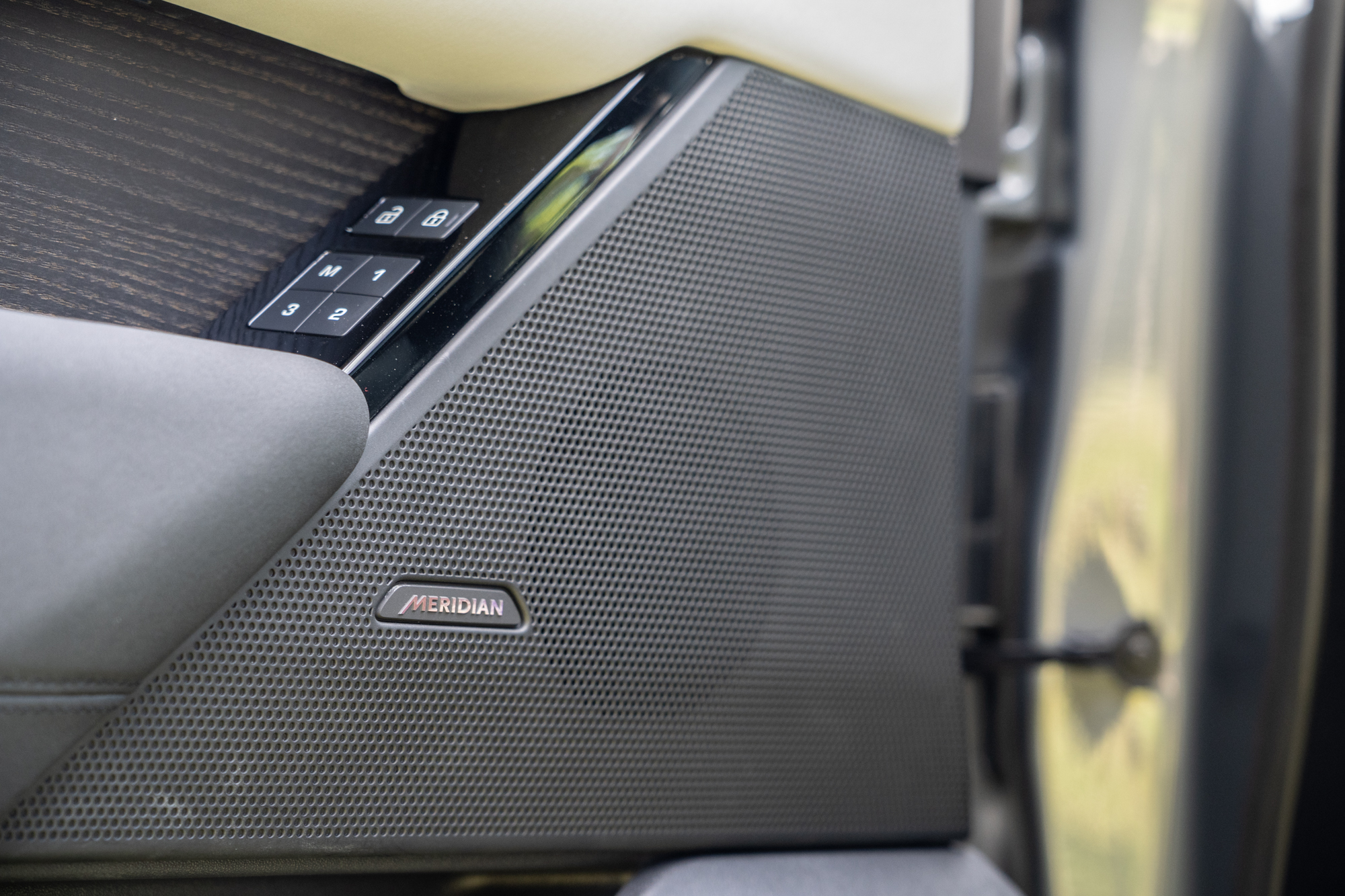 Meridian音響系統要到Range Rover Velar P250 Dynamic SE等級才為標配，較為可惜。