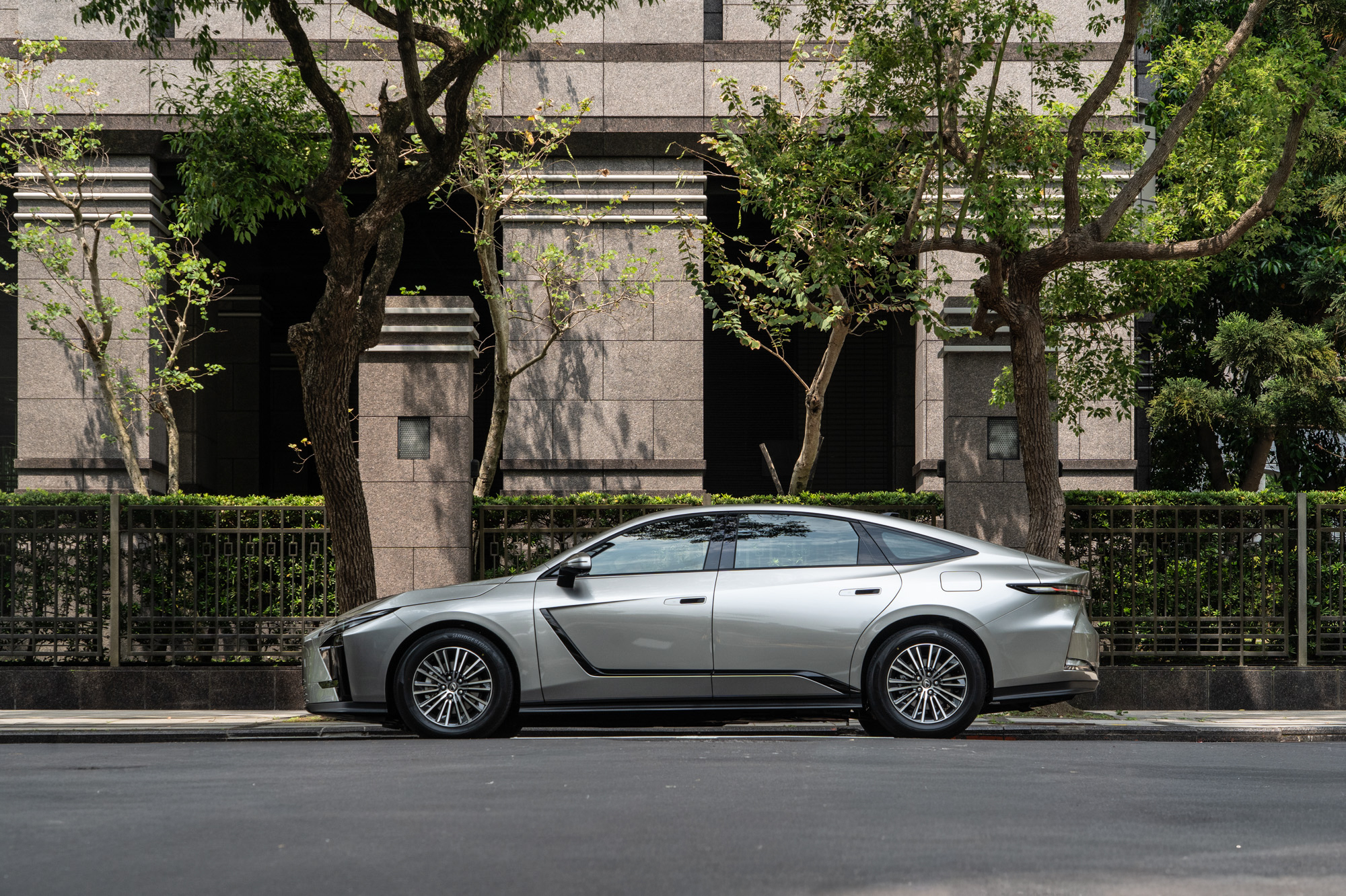 Lexus新世代ES車身長度來到史無前例的5140mm，軸距也隨之延伸至2950mm。