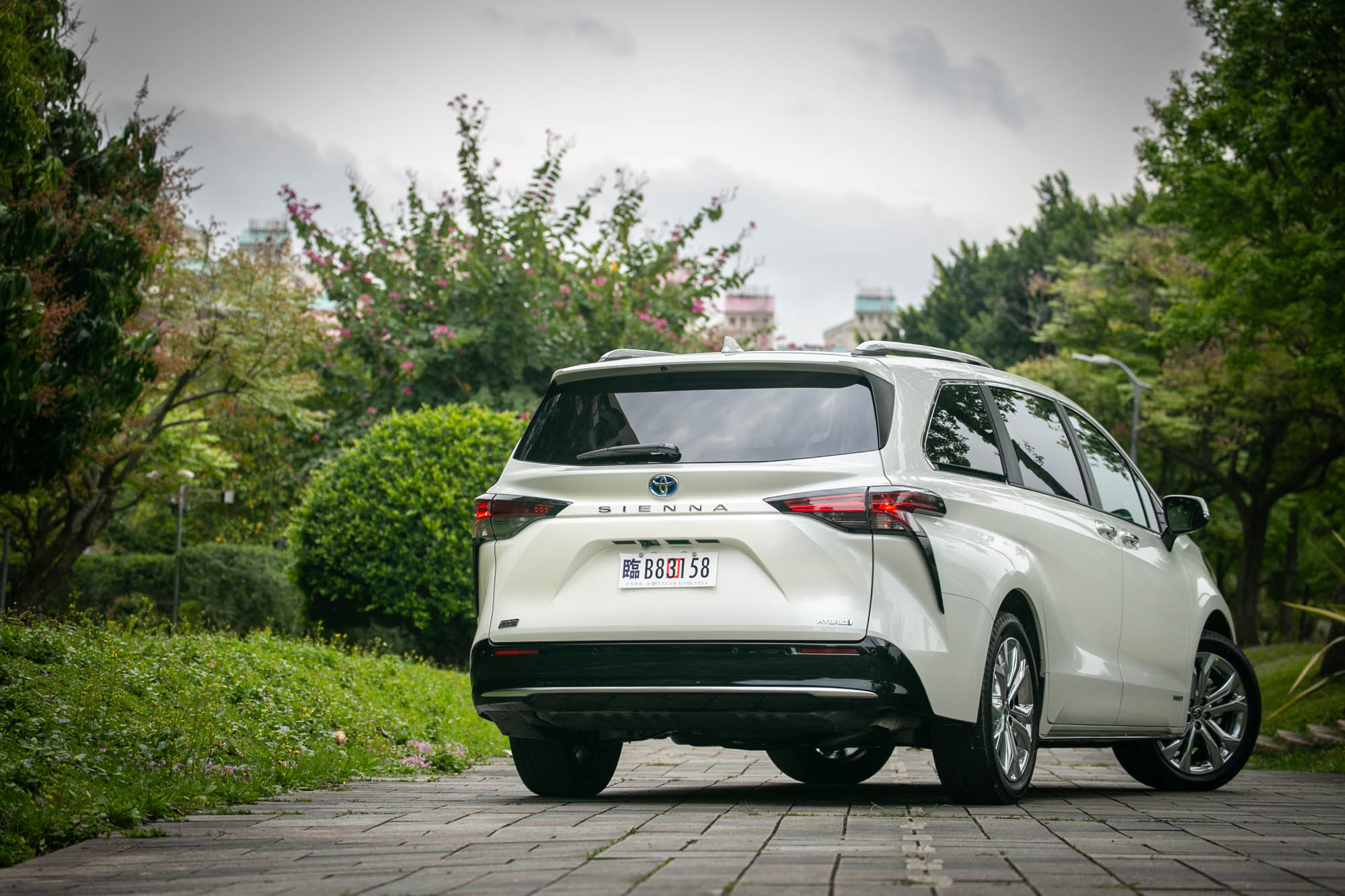 外型擺脫了先前的家庭味,朝向更前衛運動化方向邁進。