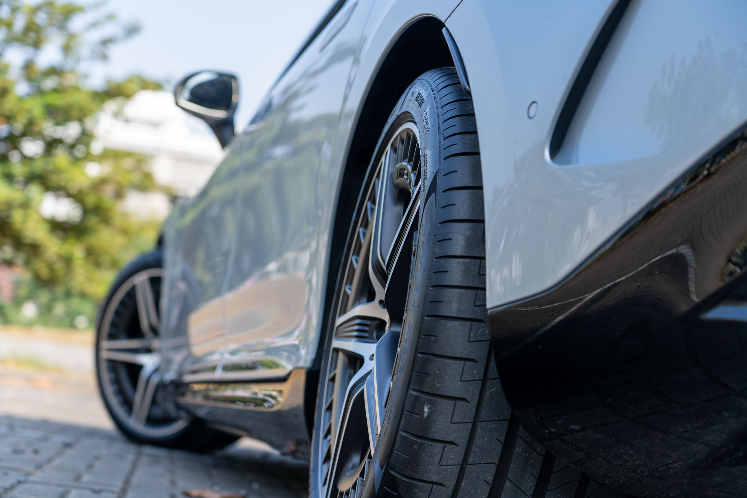 後輪轉向系統給了 EQE 更有感的操駕靈活性。