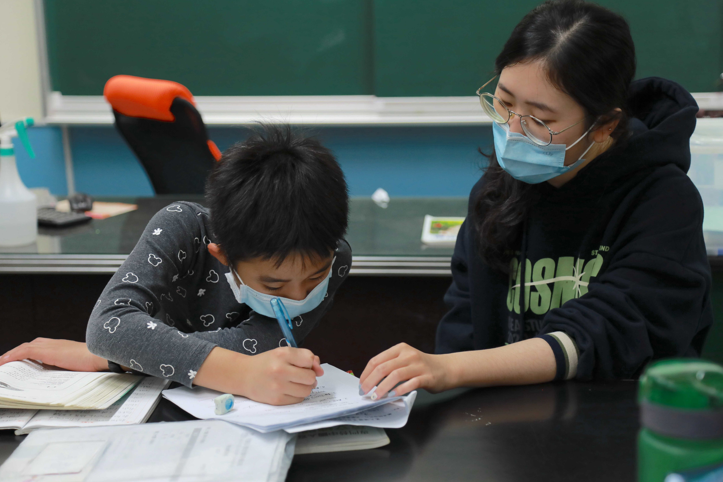 許多自博幼基金會課輔班畢業的孩子,得以完成大學學業,擁有經濟獨立的能力,進而脫離貧窮循環。