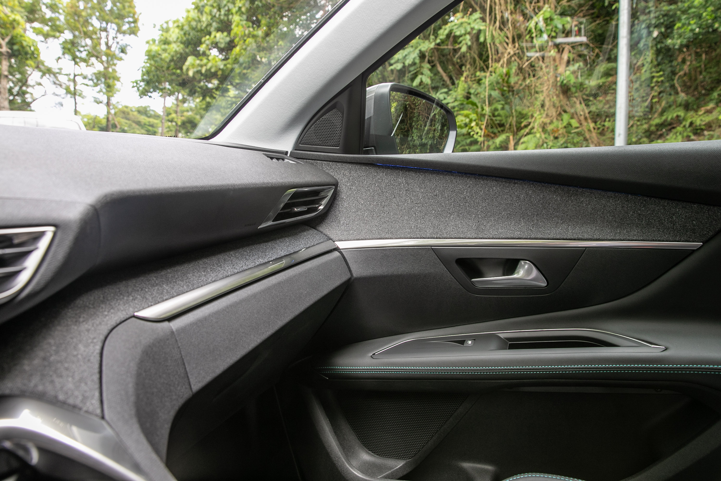 透過軟質塑料、織布、鍍鉻飾條、皮革包覆與對比色縫線,營造出相當具層次的中控台與門板特色。