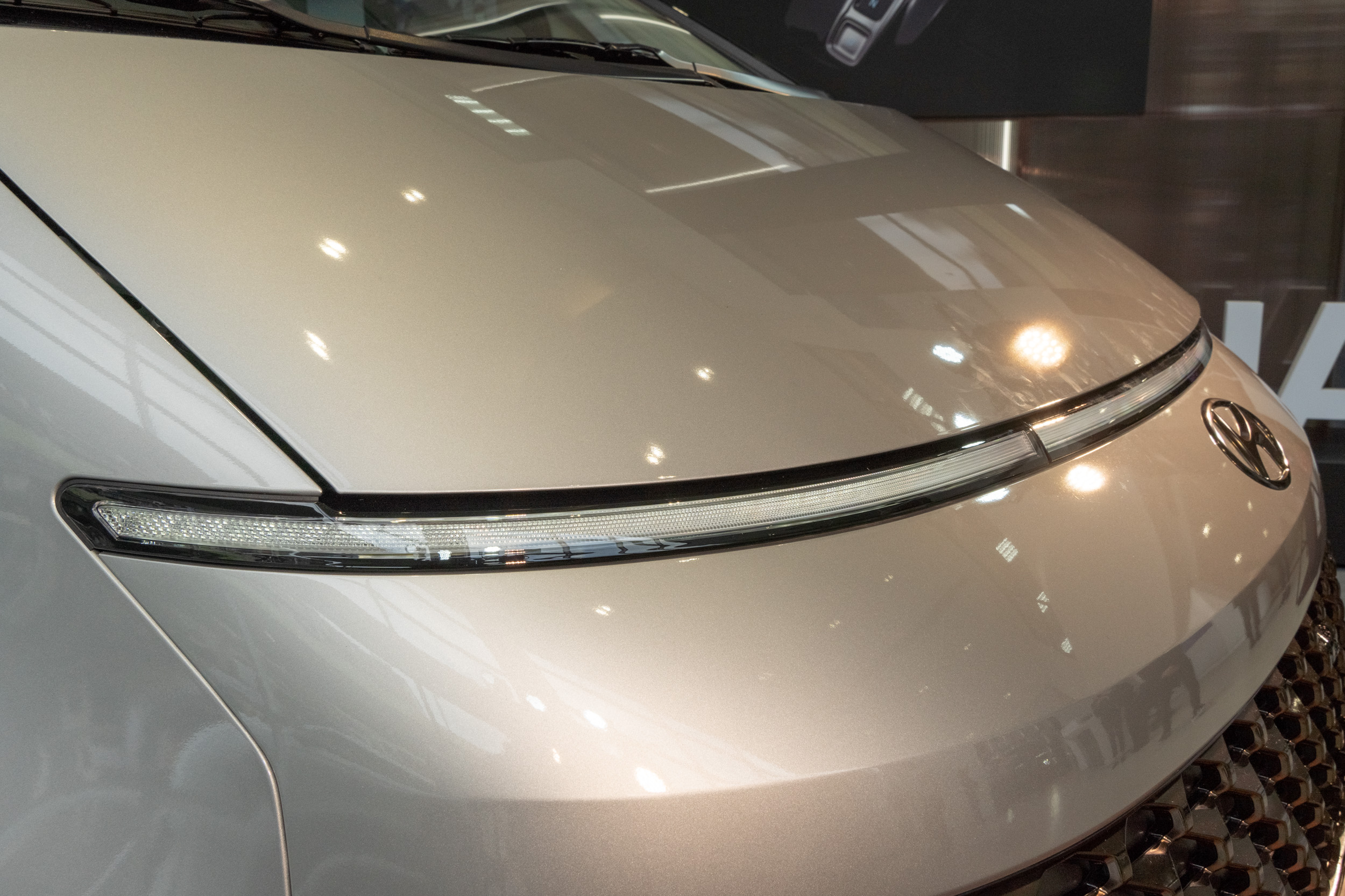 車頭橫貫式 LED 日行燈設計。