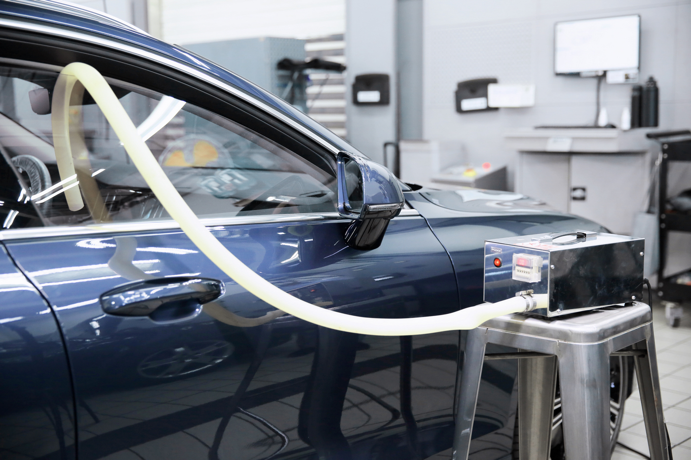 每 2 小時或賞車後 15 分鐘內進行清潔消毒,並於每天開店、12:00 與 17:00 進行車室臭氧消毒殺菌作業。