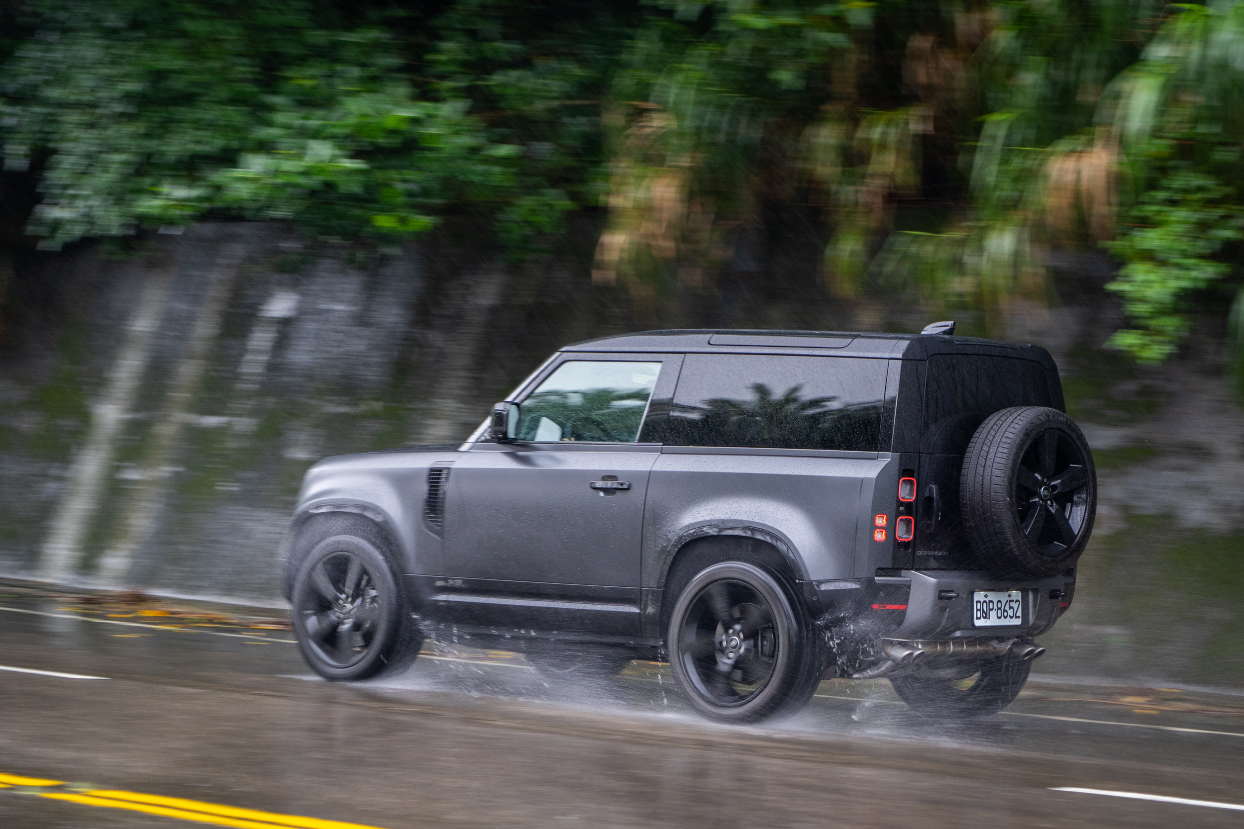 油門一深,、車頭一抬,那種重心轉移的樂趣,讓人樂此不彼的一試再探。