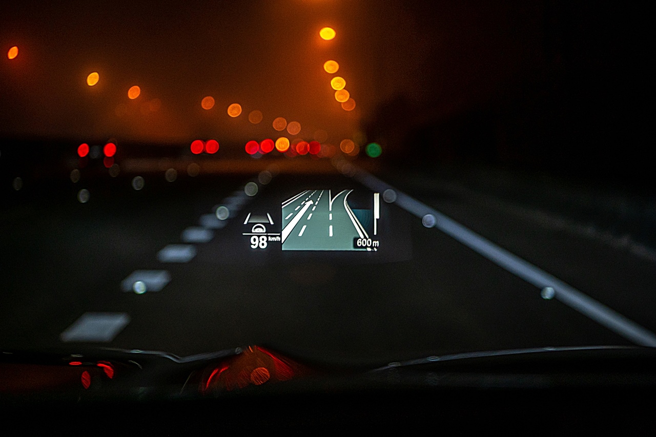 BMW X3、X4白金領航版全車系標配可投射 BMW智能衛星導航系統、Apple Maps 與 Google Maps 導航資訊的 HUD車況抬頭顯示器。