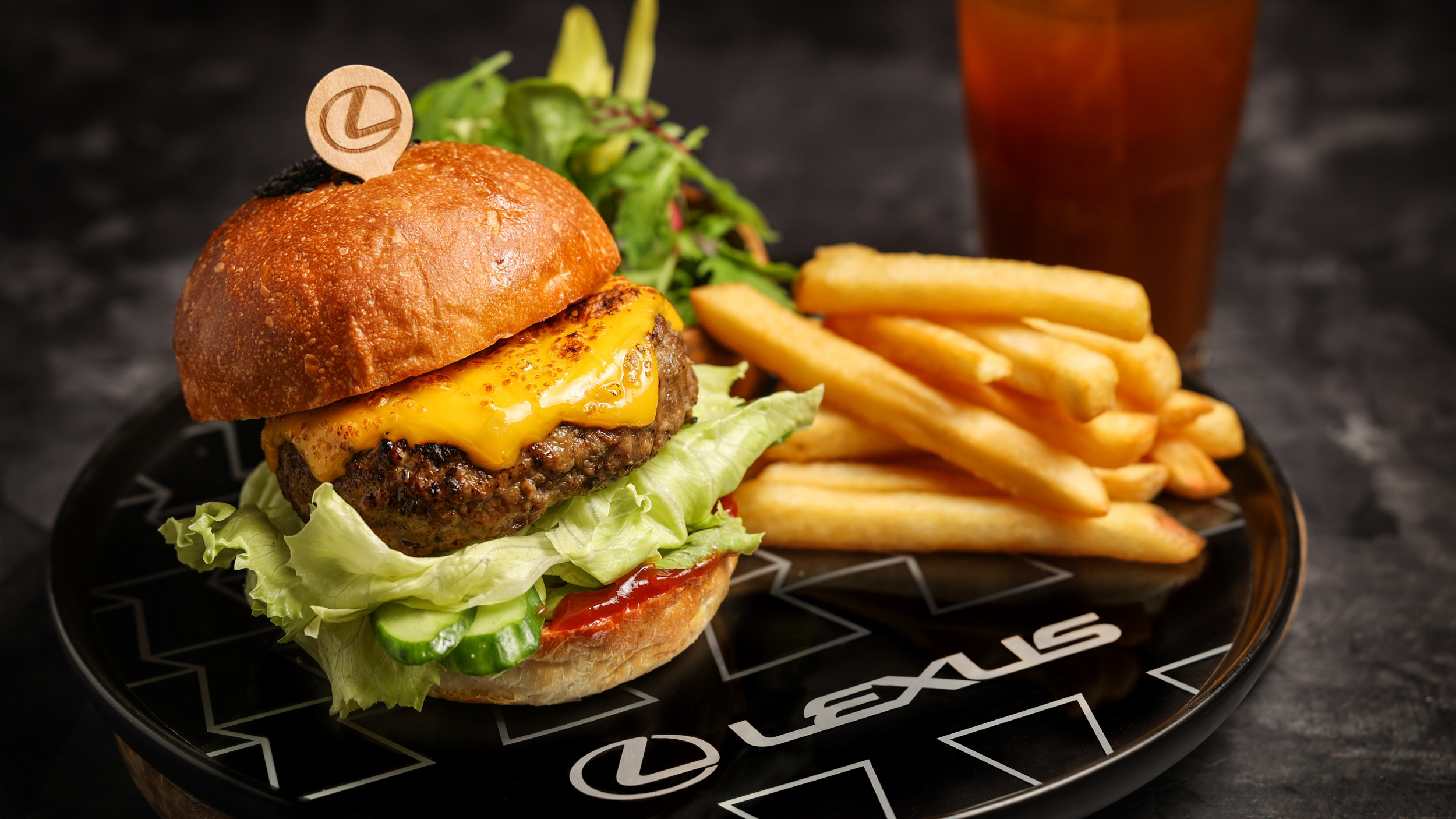 LEXUS 攜手晶華酒店及冠軍漢堡 Dragon Burger 推聯名系列