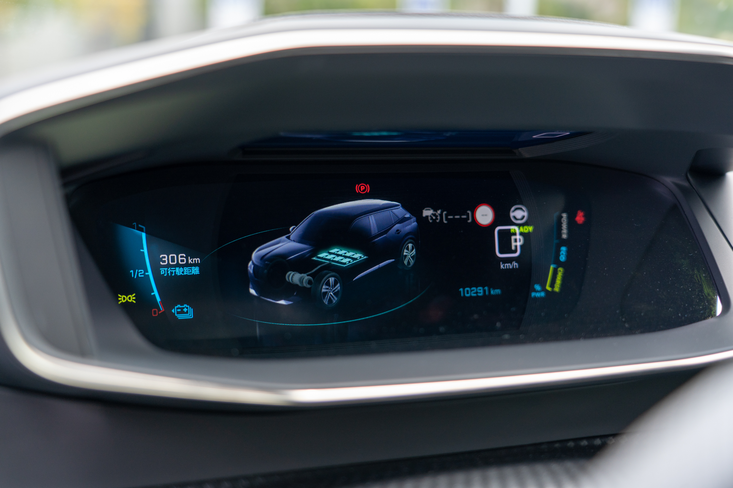 儀錶採裸視 3D 呈現，因應電動車的配置在 UI 人因介面上也有所調整。