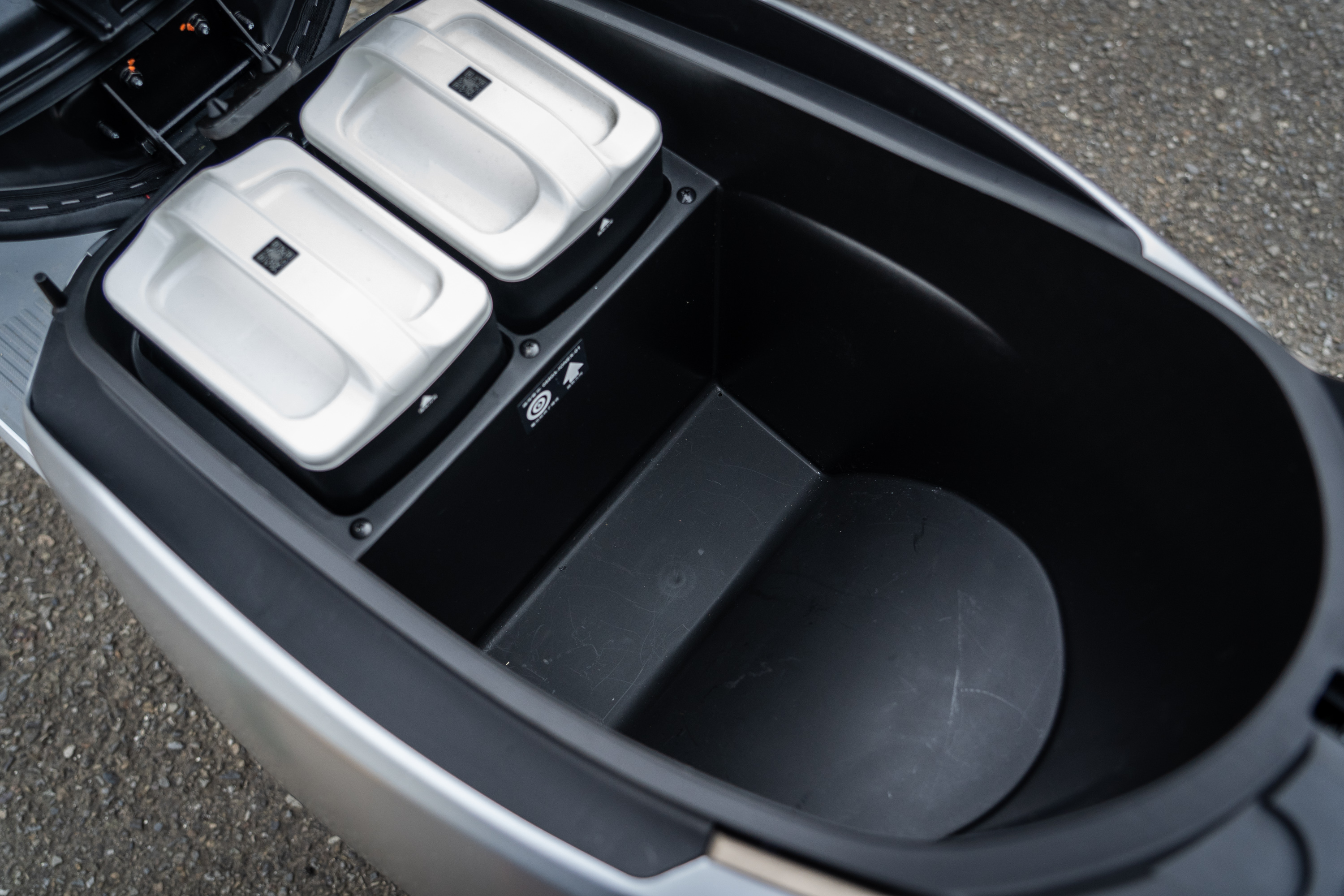 坐墊下配備兩個 Ionex 3.0 大電池,單顆電池容量為 1743Wh。