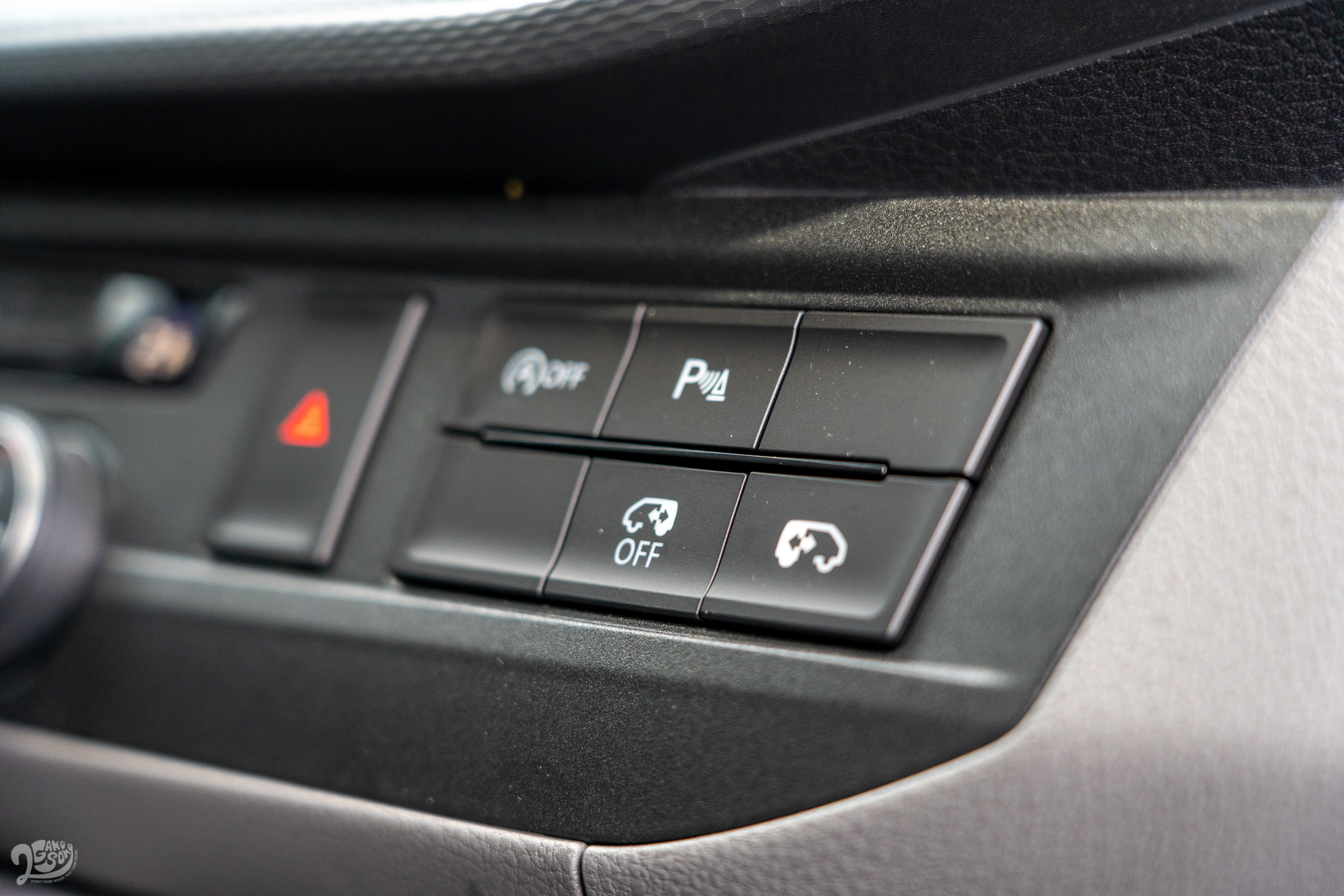 電動啓閉滑門可由駕駛直接控制，完全展現本車在商務上的功能。