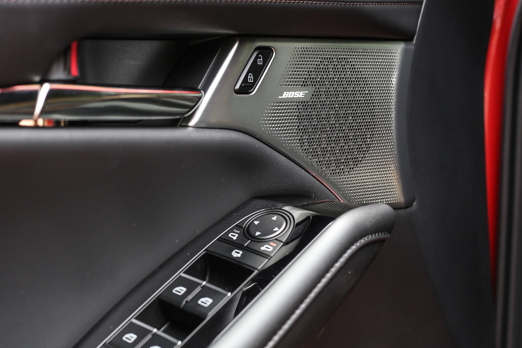既然是 Mazda3 BOSE® 旗艦型，專屬的音響飾蓋怎能少。