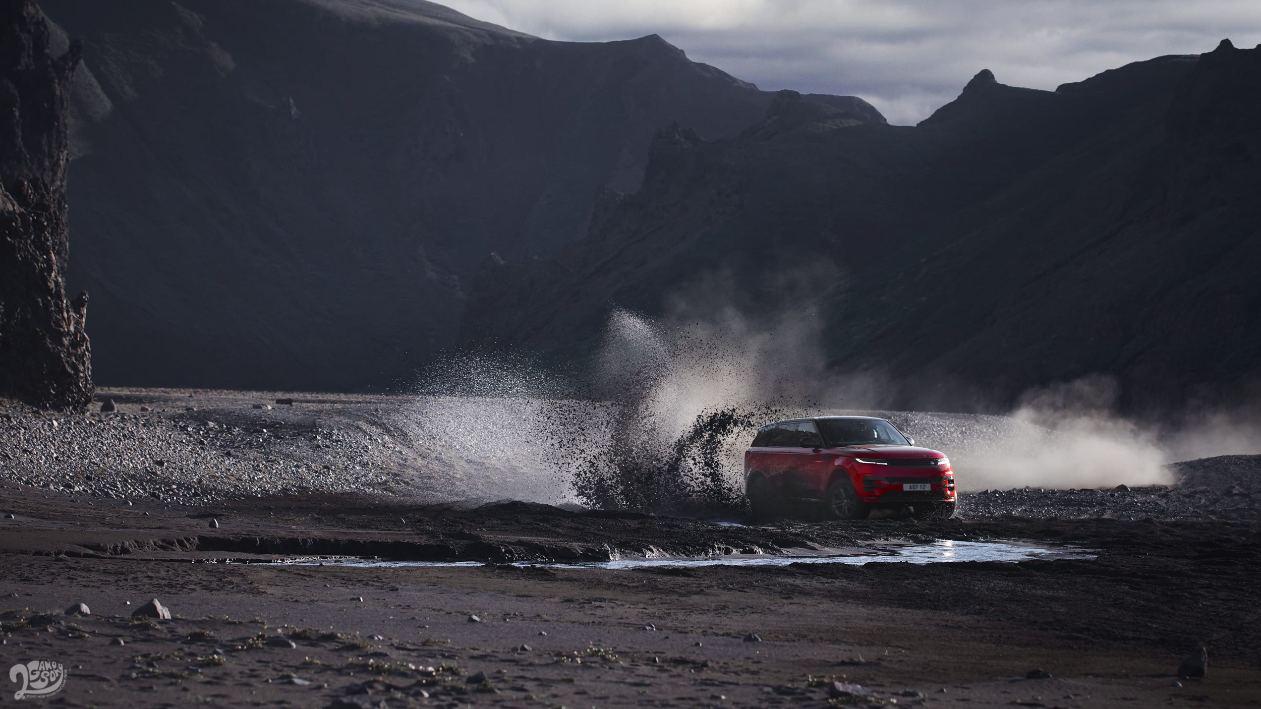 全新的 Dynamic Response Pro 與最新世代的動態氣壓懸吊系統聯動,提供操駕時極致的側傾抑制,進而提供令人信心十足的駕駛體驗及更高水準的車身控制與彎道穩定。