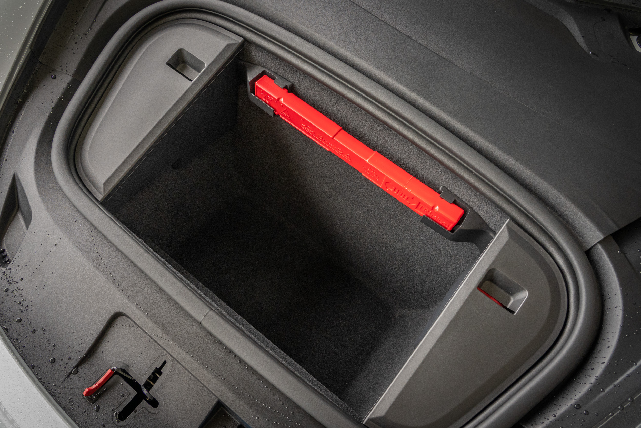 車頭置物空間為 84 公升。