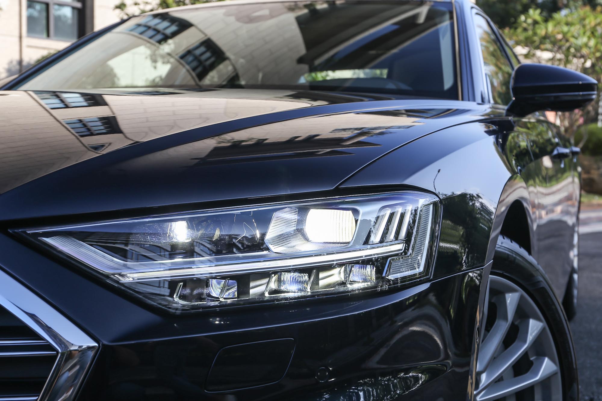 此車選配動態極光套件，含 HD 高階矩陣式 LED 極光頭燈組、OLED 尾燈及 30 色車室氛圍照明套件。