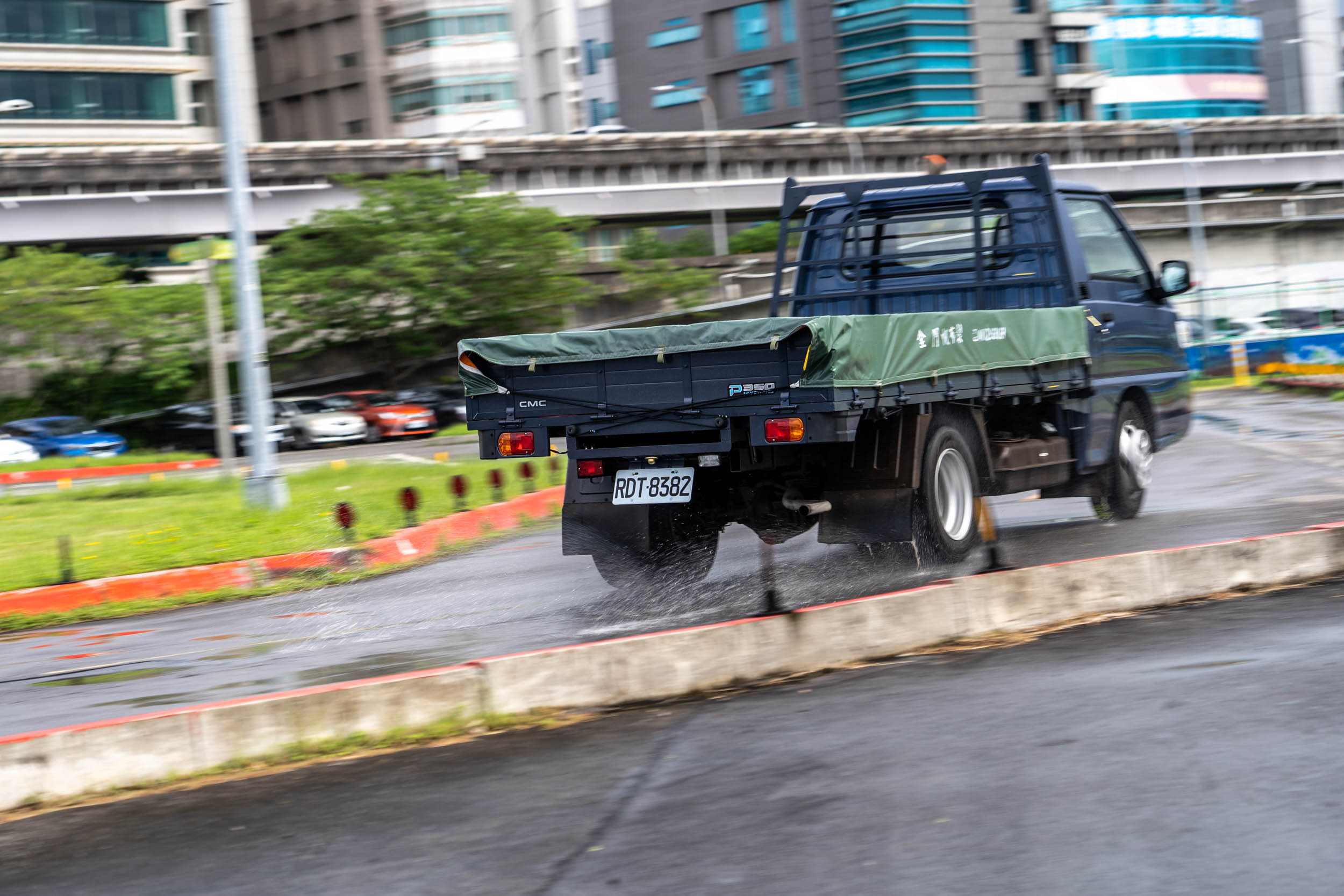 對於 P350 Hybrid 這類三噸半產品而言,本車在舒適性上的調整做得相當不錯。