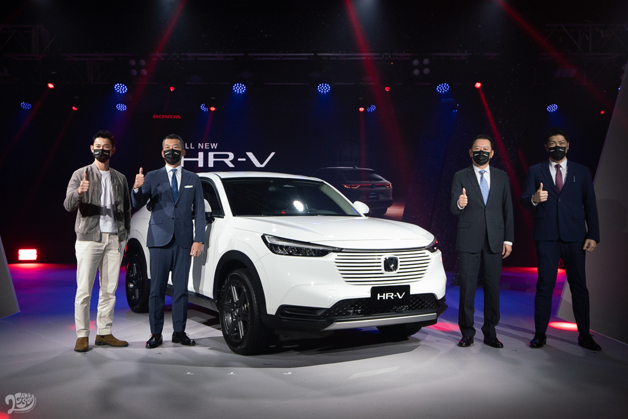全新 HR-V 車款代言人金鐘視帝得主吳慷仁(左一)與 Honda Taiwan 社長高岡篤史(左二)共同合影。
