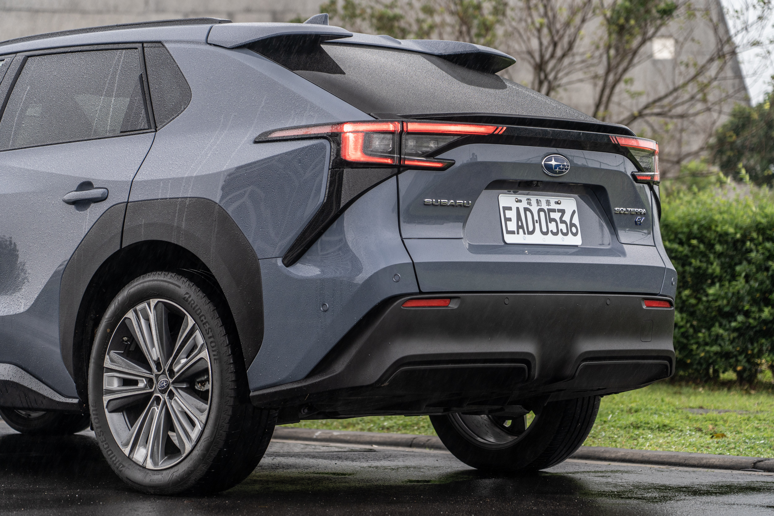 C 字型 LED 導光條設定貫徹了品牌的設計基因。