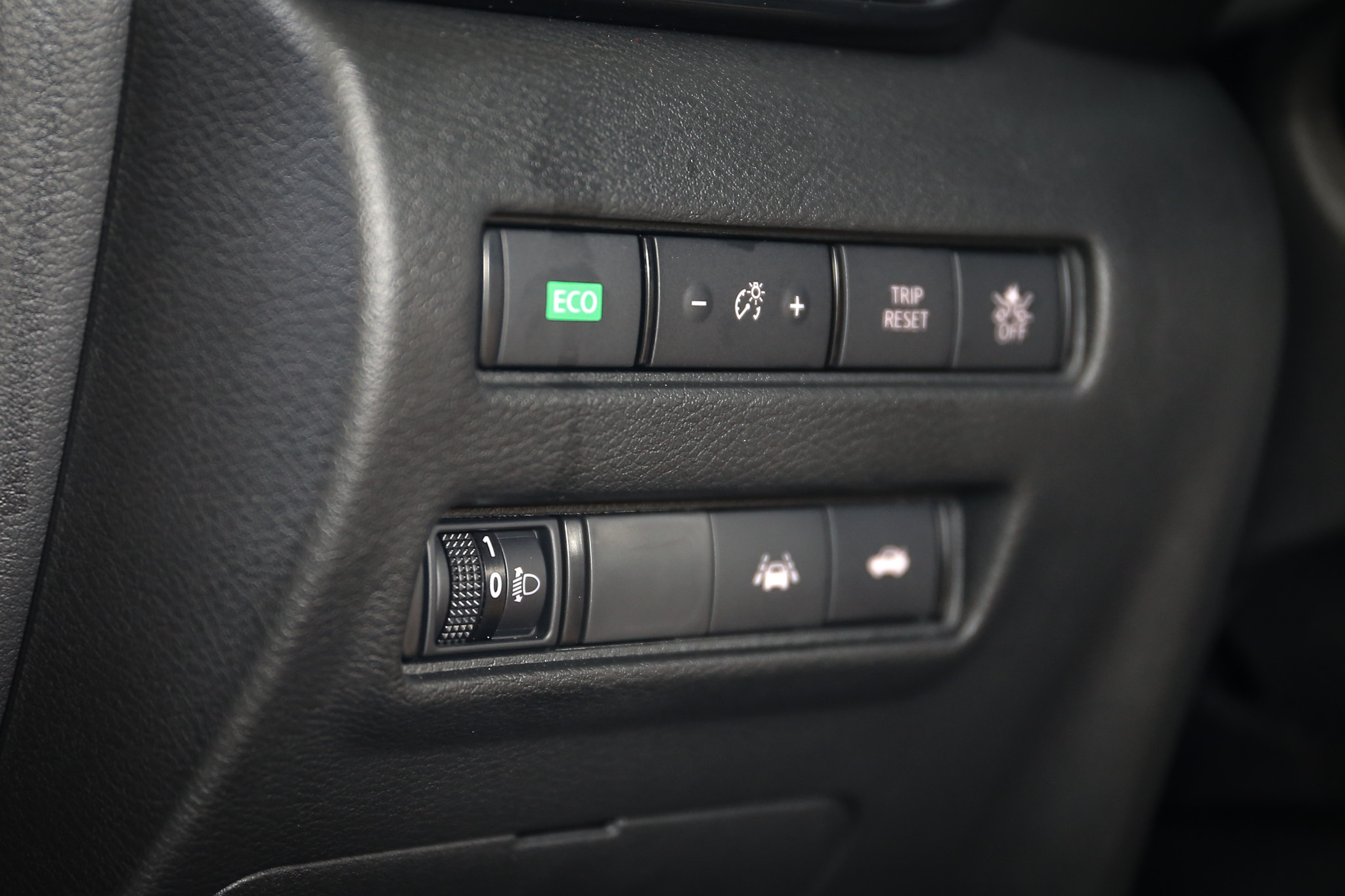 LDP 車道偏離預防系統採用夾單邊煞車的作動方式,感受較為突兀。