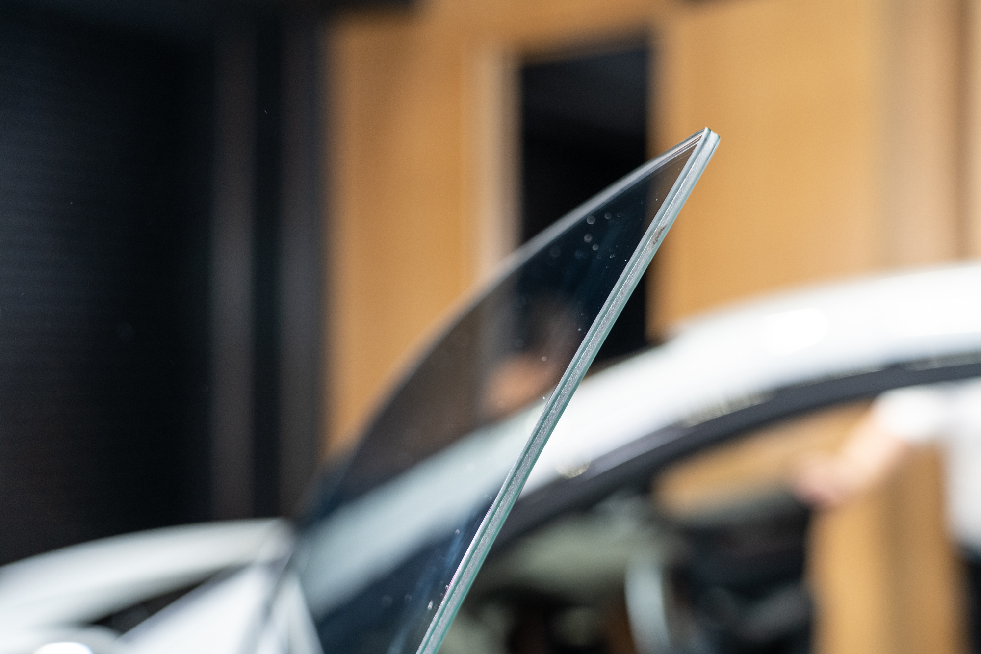 車門採用無窗框設計，車門玻璃採用雙層規格。