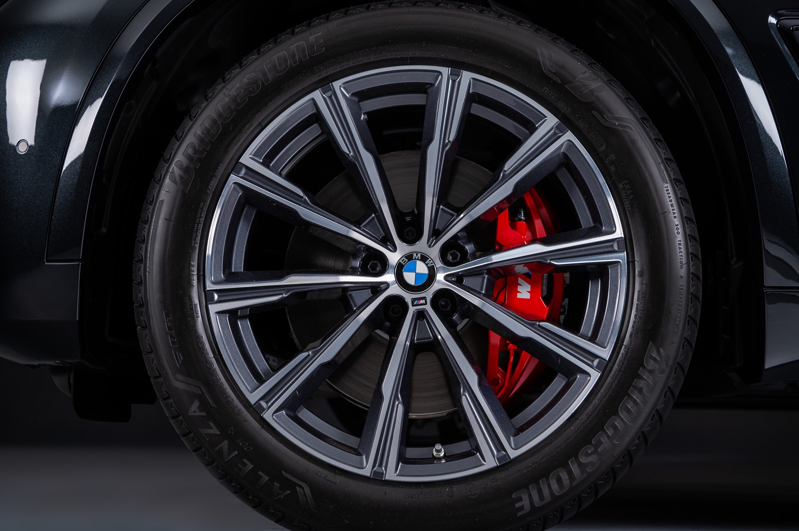 BMW X5 Dark Knight曜黑版升級 20 吋 M 款星輻式 740M 型輪圈搭配紅色 M 款煞車套件。