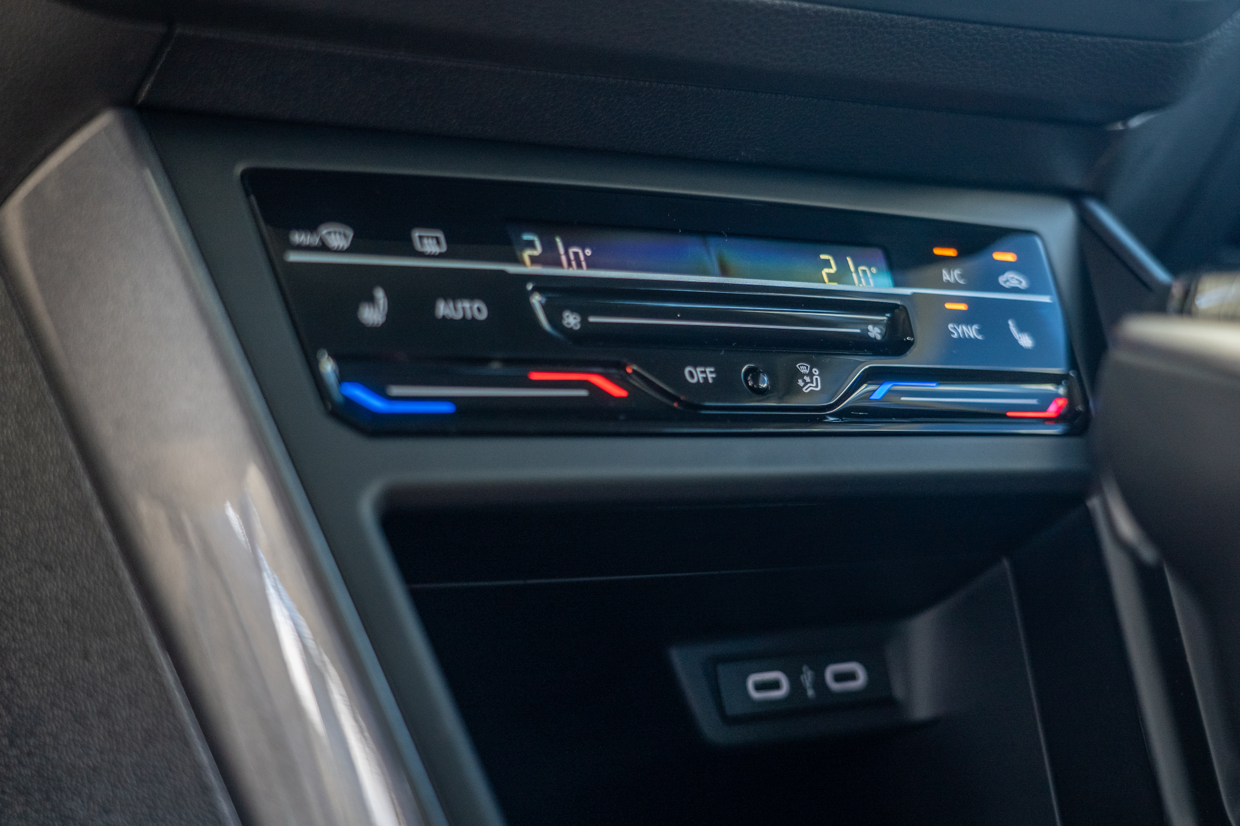 Polo 230 TSI Tech 以上車型標配觸控式雙區電子恆溫空調。