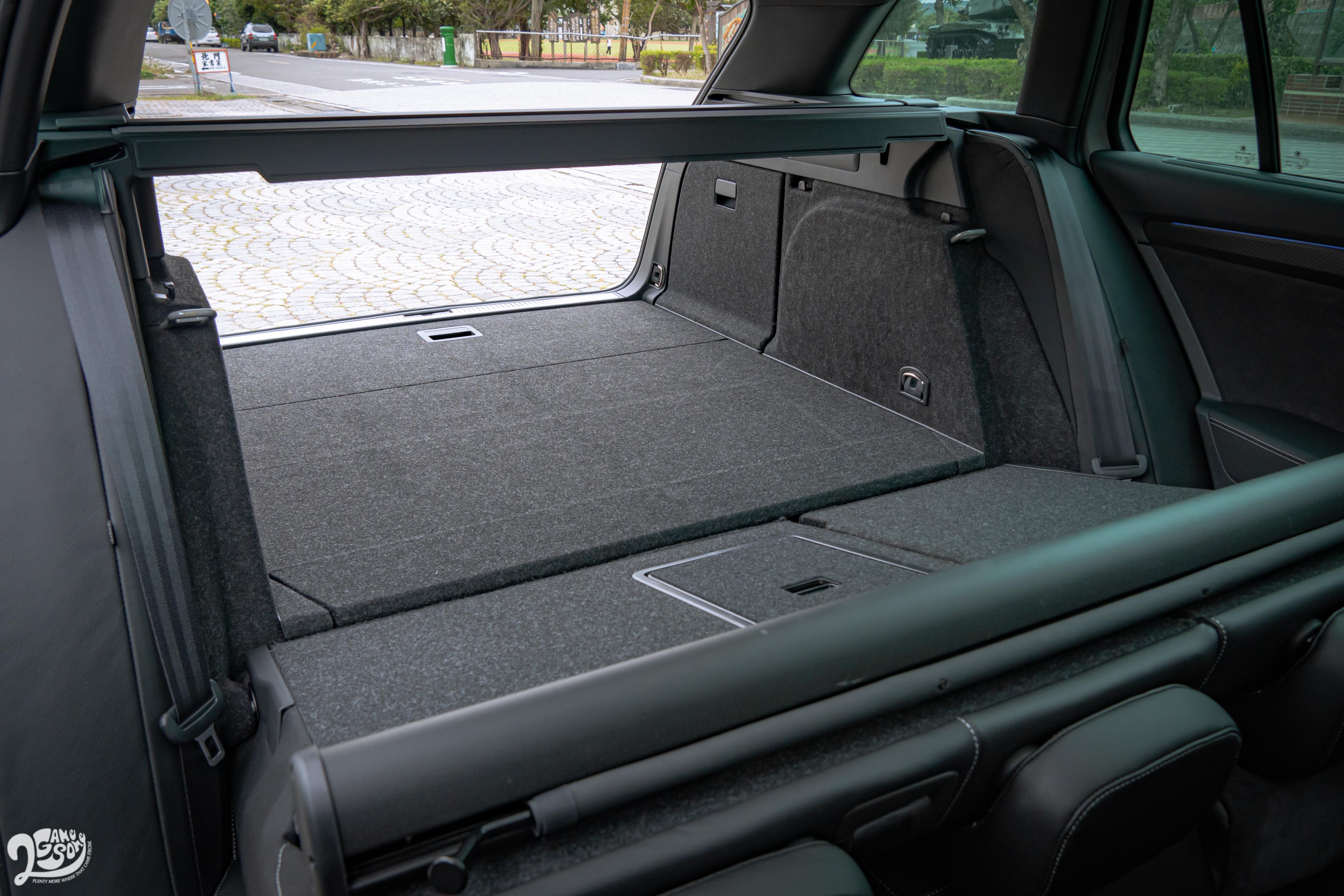 行李廂提供6/4分離傾倒功能,基本容量就有 660 公升。