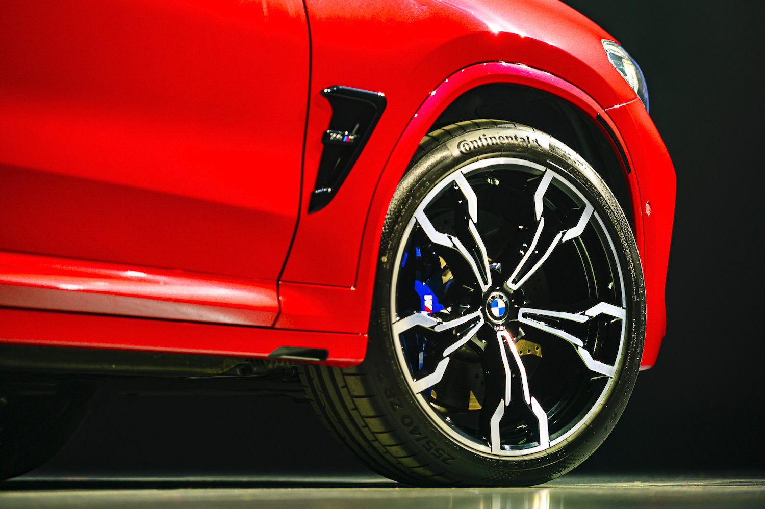 BMW X4M Competition 標配 21 吋 765 M 型輕合金輪圈。