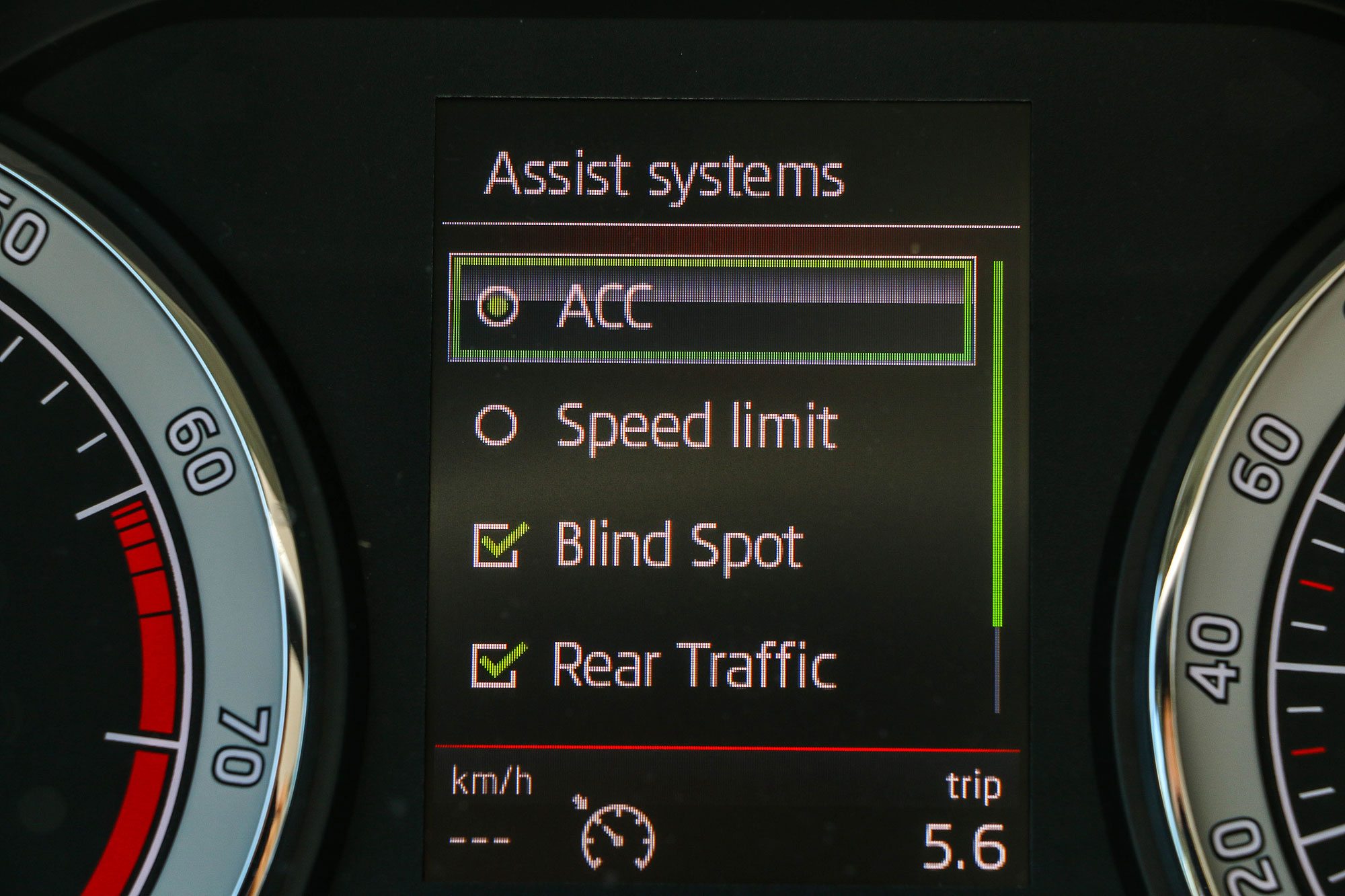 ACC 是面對塞車路況的好幫手，也是降低長途駕駛疲勞累積的助手。